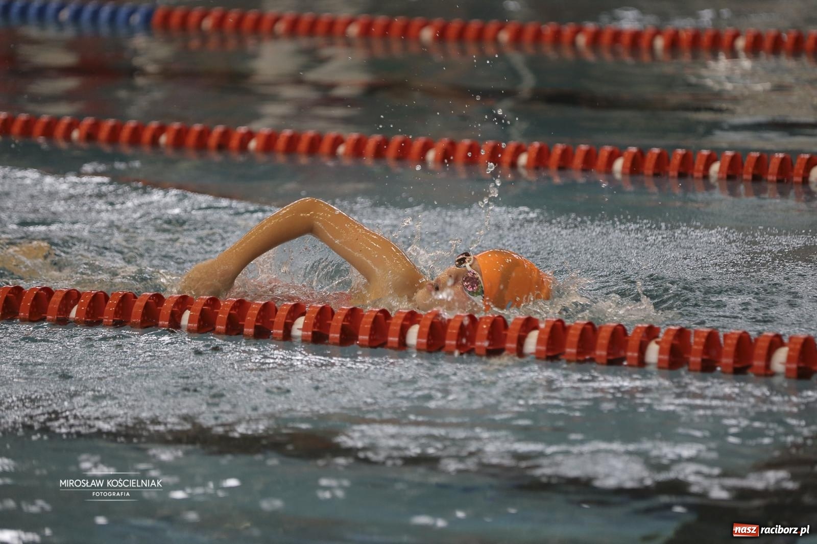Zdjęcie w galerii na portalu naszraciborz.pl: XII Mikołajkowe Zawody Pływackie i jarmark z ZSOMS [FOTO i WIDEO] wiadomości z regionu
