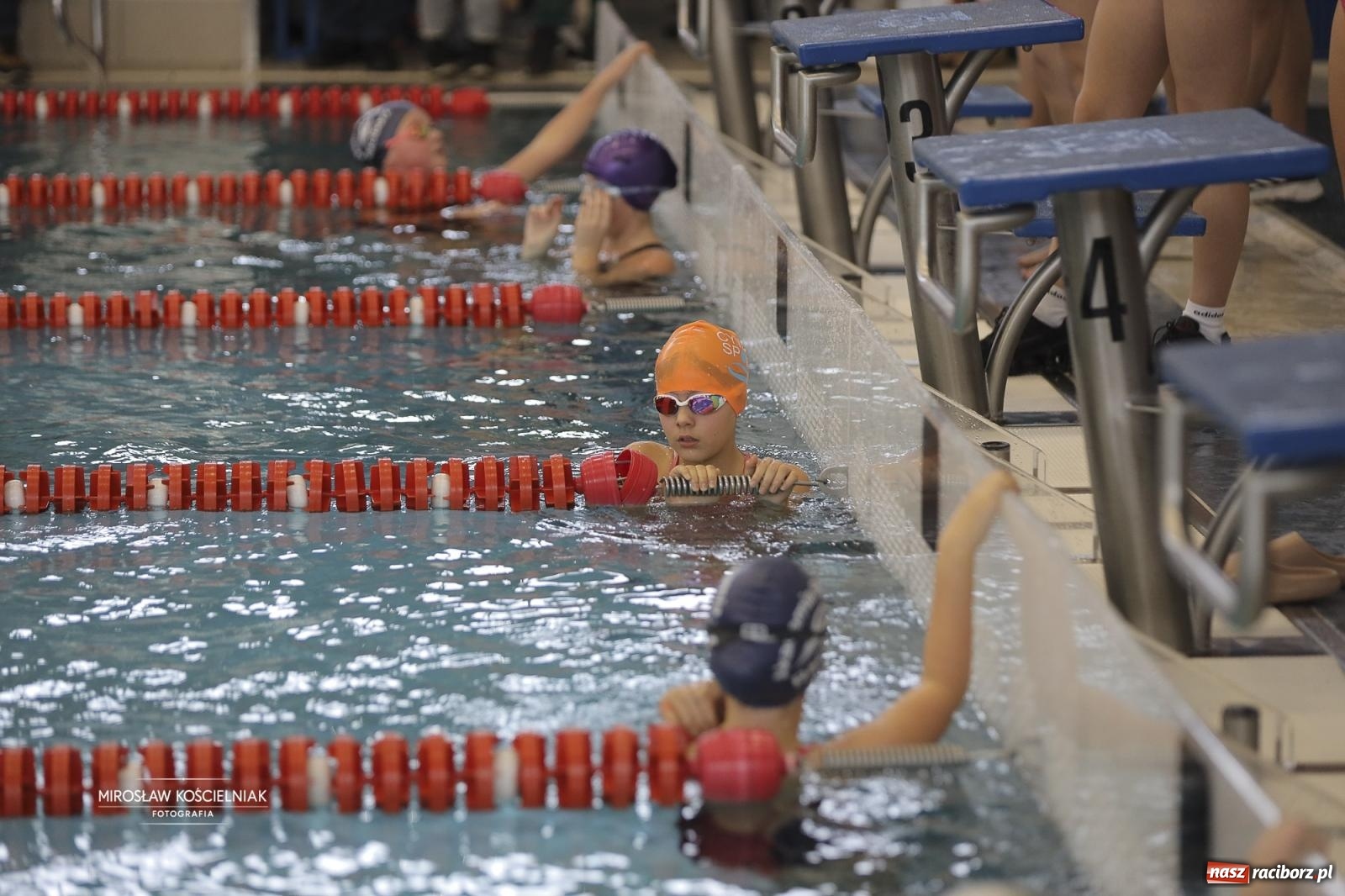 Zdjęcie w galerii na portalu naszraciborz.pl: XII Mikołajkowe Zawody Pływackie i jarmark z ZSOMS [FOTO i WIDEO] wiadomości z regionu