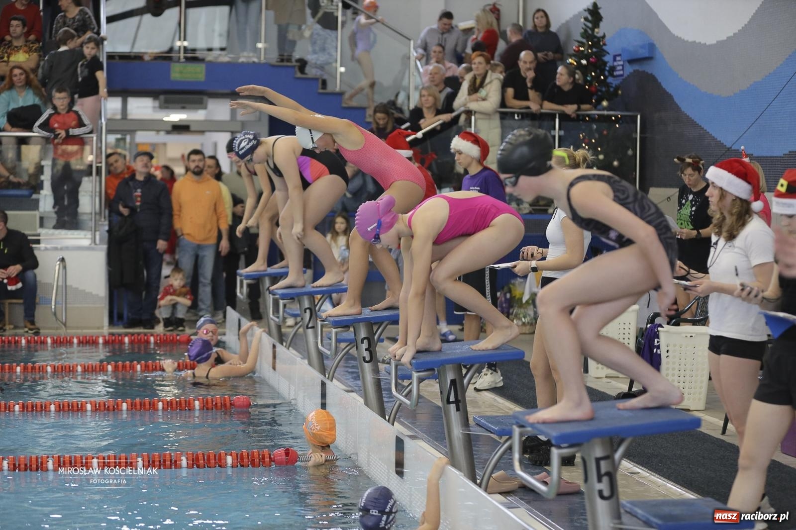 Zdjęcie w galerii na portalu naszraciborz.pl: XII Mikołajkowe Zawody Pływackie i jarmark z ZSOMS [FOTO i WIDEO] wiadomości z regionu