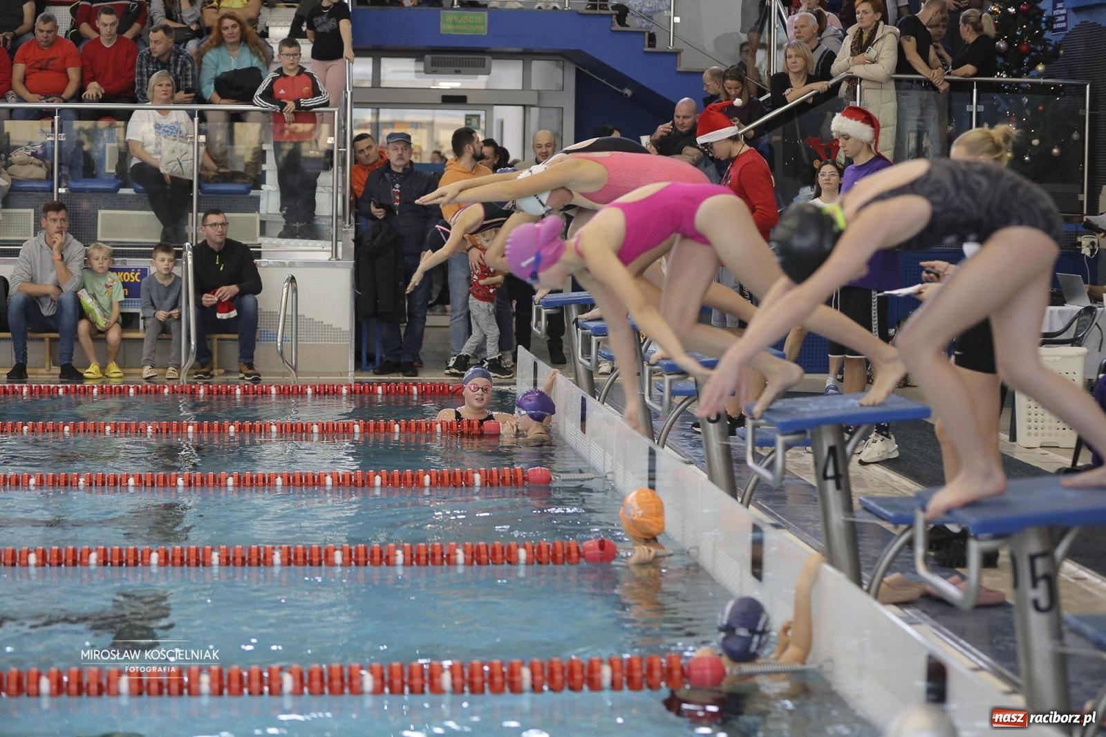 Zdjęcie w galerii na portalu naszraciborz.pl: XII Mikołajkowe Zawody Pływackie i jarmark z ZSOMS [FOTO i WIDEO] wiadomości z regionu
