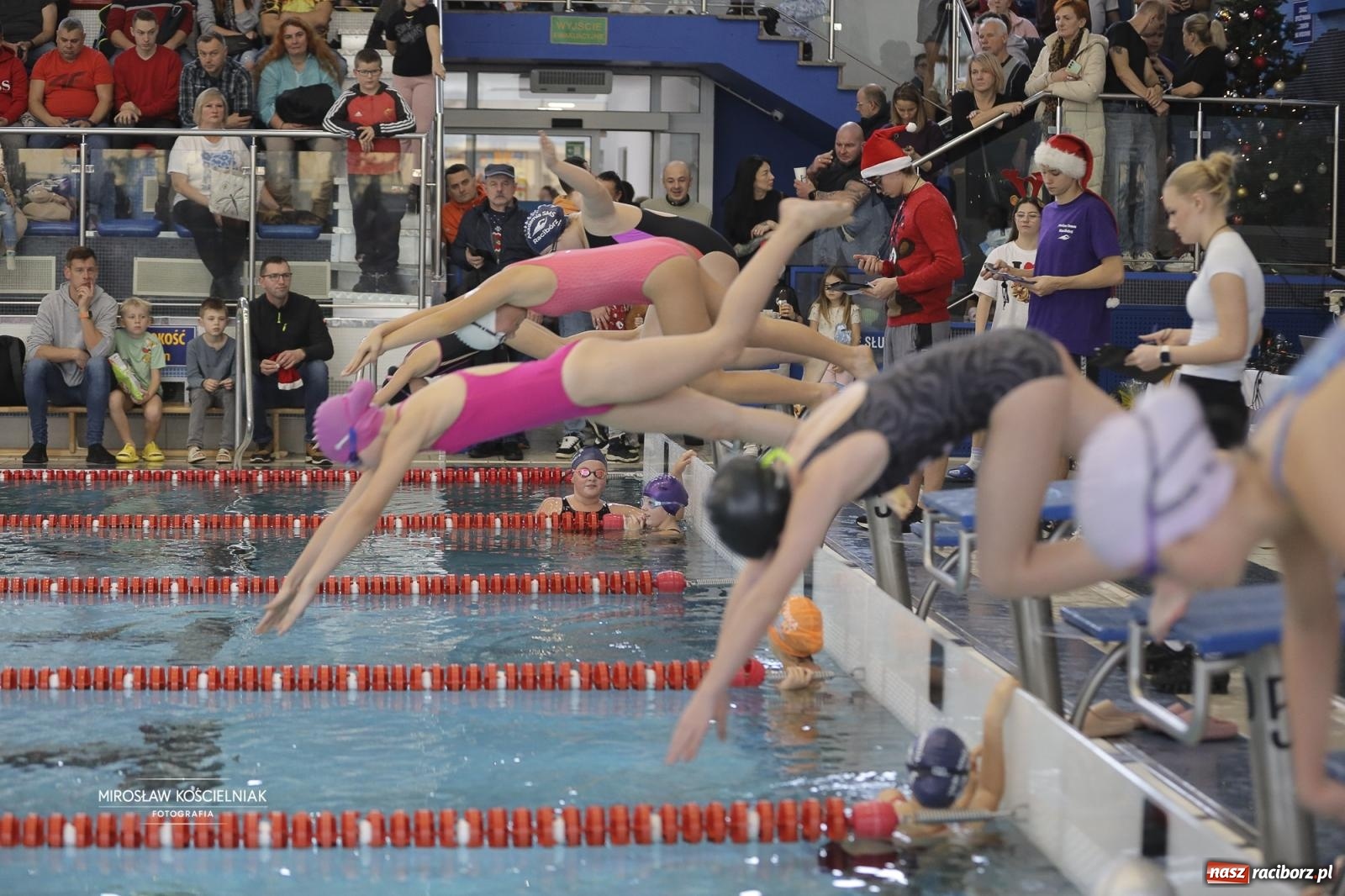 Zdjęcie w galerii na portalu naszraciborz.pl: XII Mikołajkowe Zawody Pływackie i jarmark z ZSOMS [FOTO i WIDEO] wiadomości z regionu