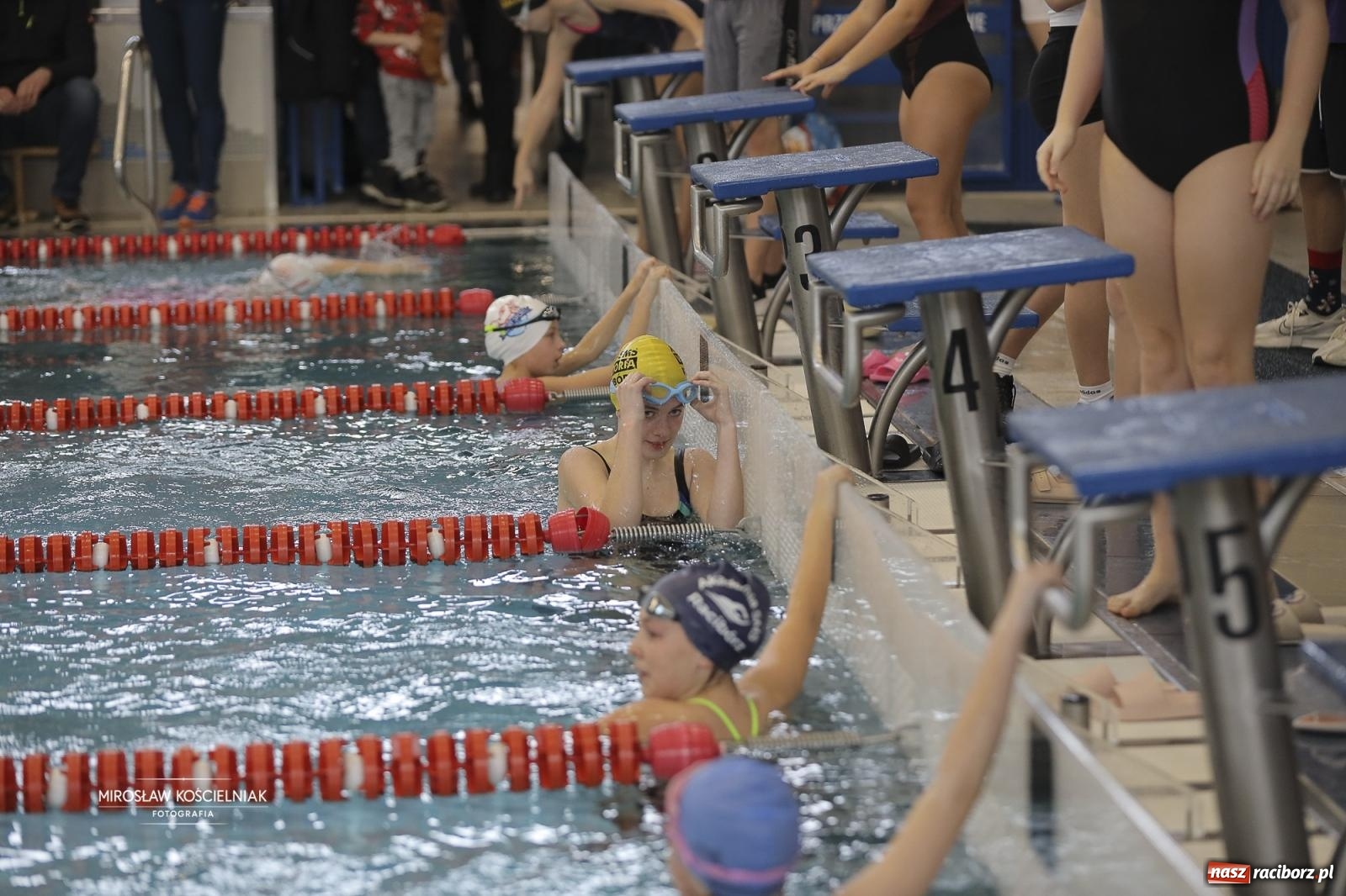 Zdjęcie w galerii na portalu naszraciborz.pl: XII Mikołajkowe Zawody Pływackie i jarmark z ZSOMS [FOTO i WIDEO] wiadomości z regionu