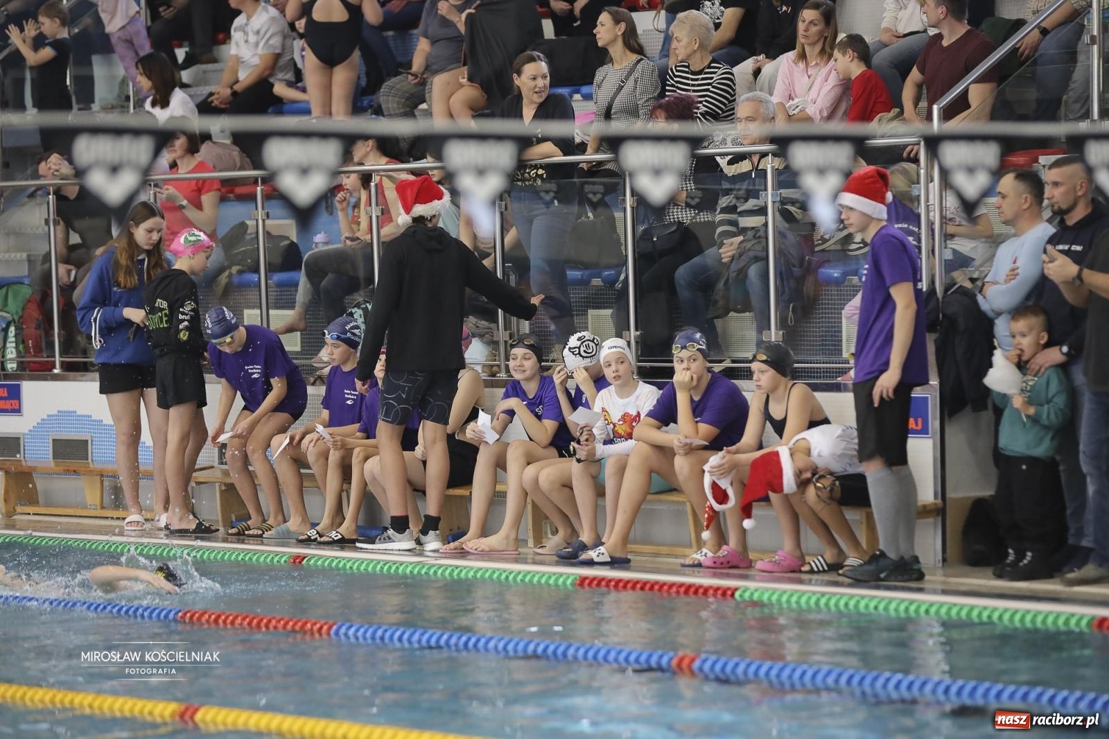 Zdjęcie w galerii na portalu naszraciborz.pl: XII Mikołajkowe Zawody Pływackie i jarmark z ZSOMS [FOTO i WIDEO] wiadomości z regionu