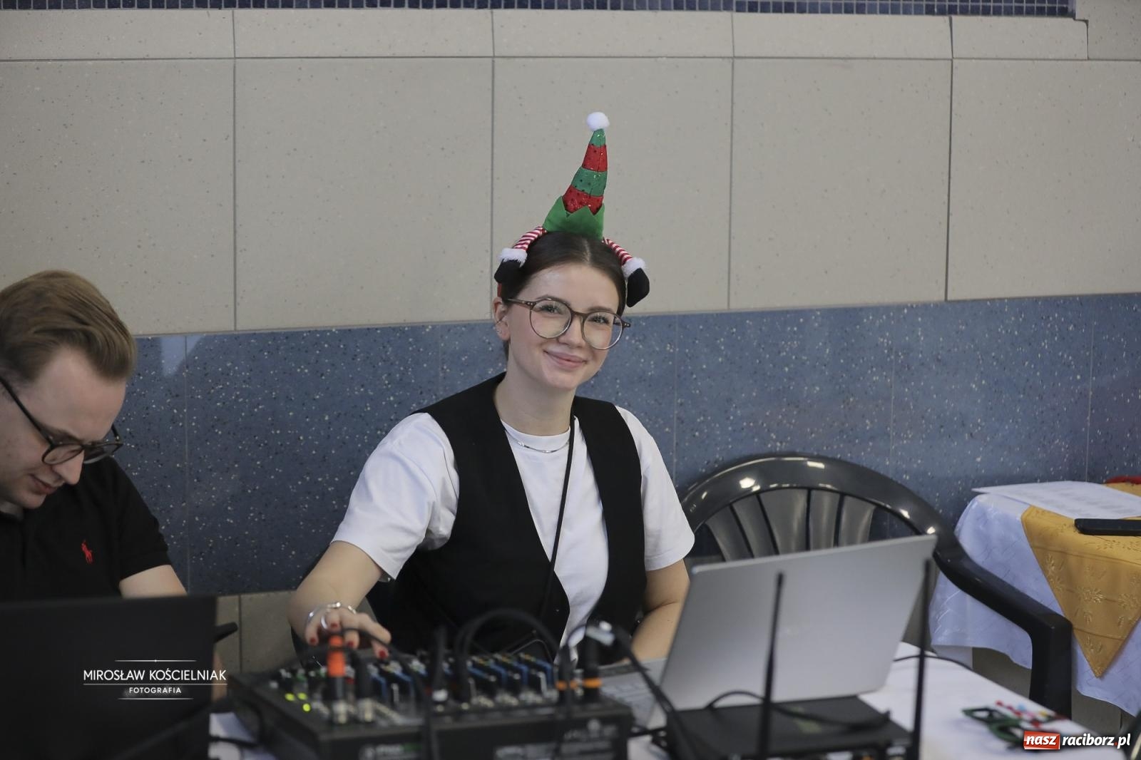 Zdjęcie w galerii na portalu naszraciborz.pl: XII Mikołajkowe Zawody Pływackie i jarmark z ZSOMS [FOTO i WIDEO] wiadomości z regionu