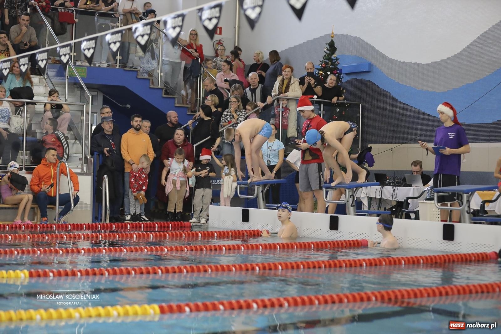 Zdjęcie w galerii na portalu naszraciborz.pl: XII Mikołajkowe Zawody Pływackie i jarmark z ZSOMS [FOTO i WIDEO] wiadomości z regionu