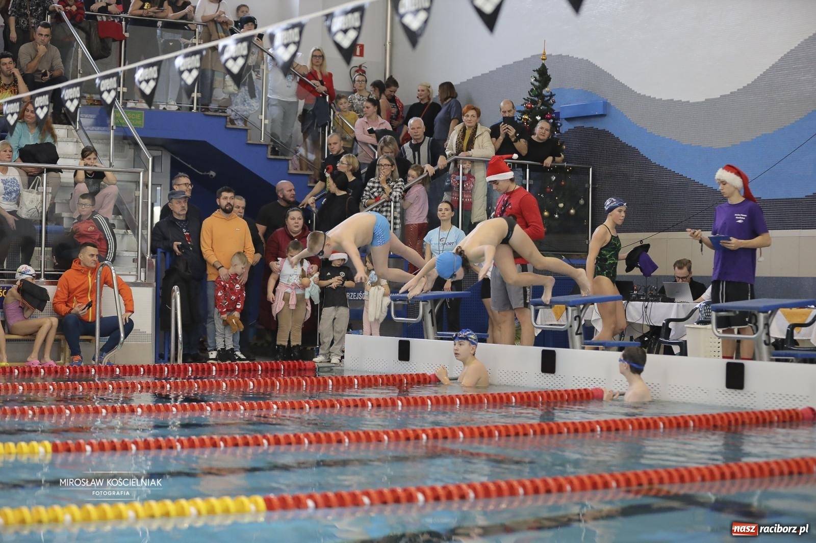 Zdjęcie w galerii na portalu naszraciborz.pl: XII Mikołajkowe Zawody Pływackie i jarmark z ZSOMS [FOTO i WIDEO] wiadomości z regionu