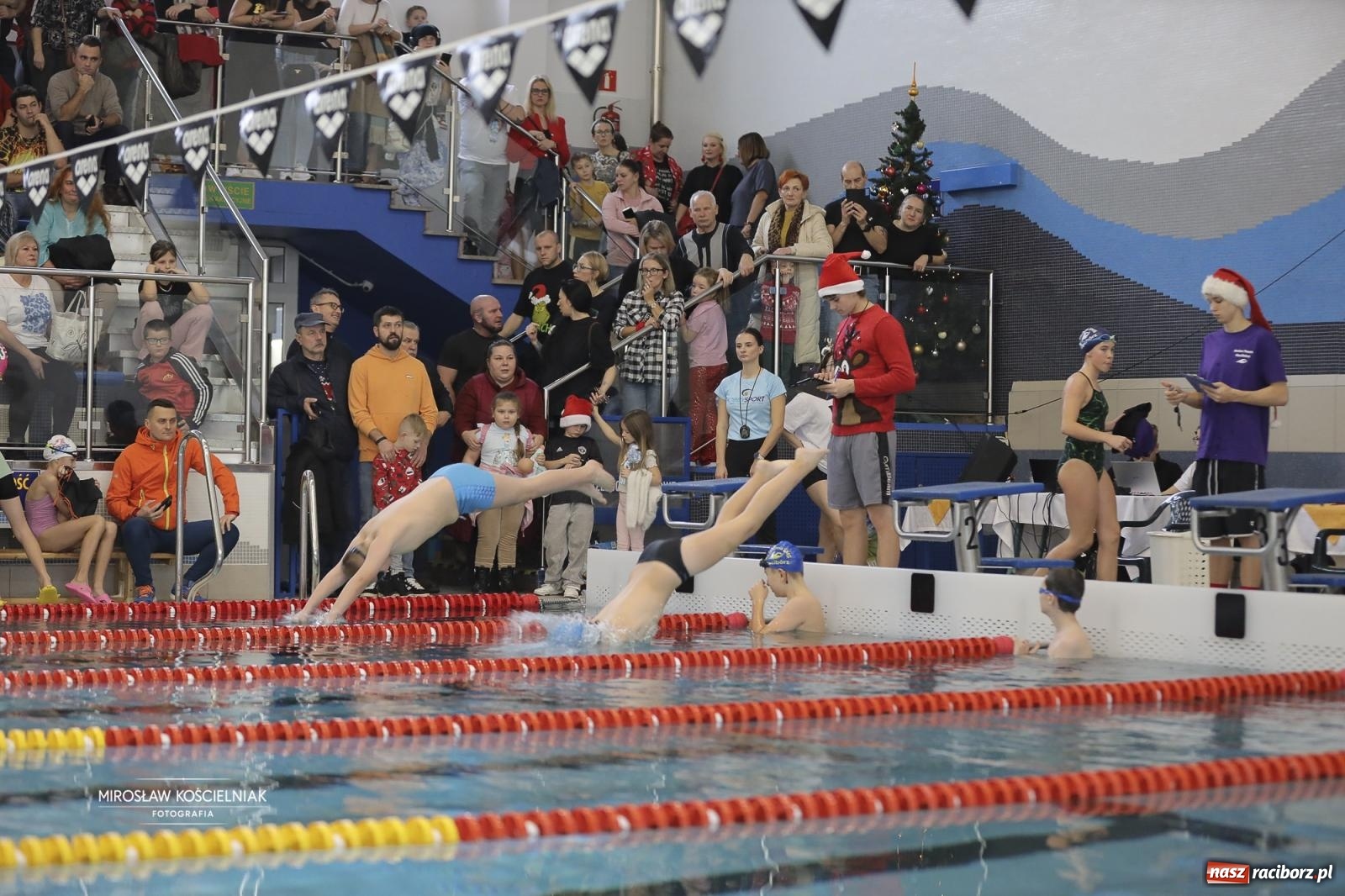 Zdjęcie w galerii na portalu naszraciborz.pl: XII Mikołajkowe Zawody Pływackie i jarmark z ZSOMS [FOTO i WIDEO] wiadomości z regionu
