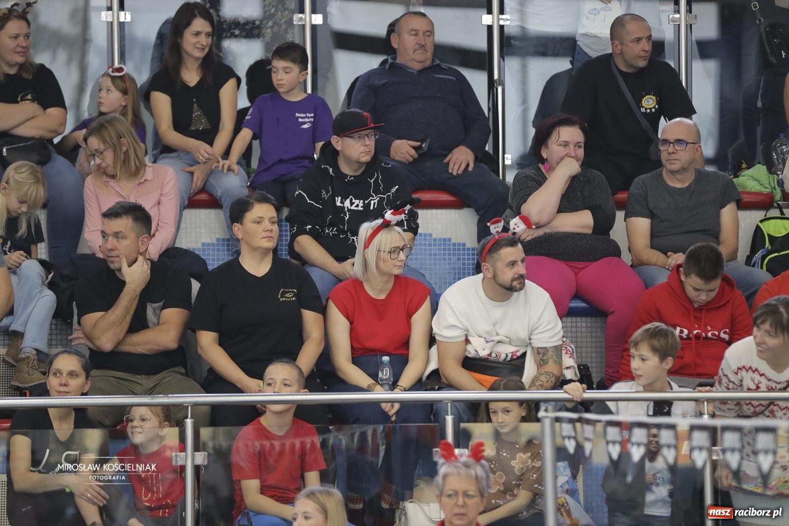 Zdjęcie w galerii na portalu naszraciborz.pl: XII Mikołajkowe Zawody Pływackie i jarmark z ZSOMS [FOTO i WIDEO] wiadomości z regionu