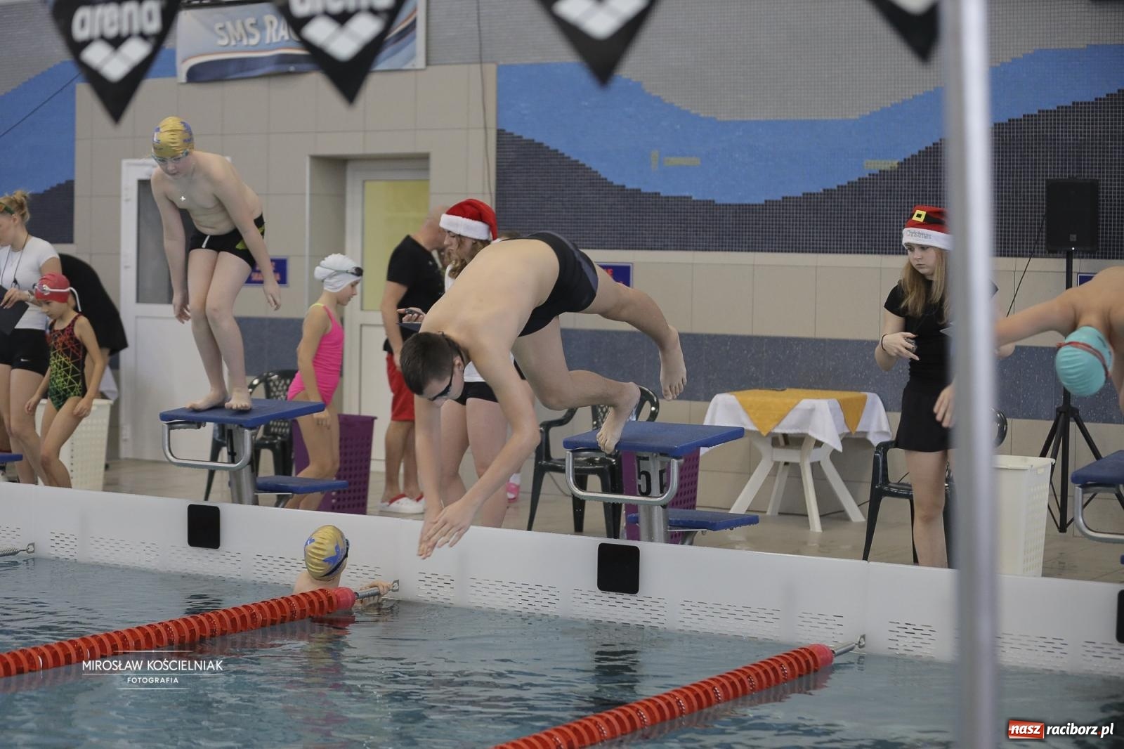 Zdjęcie w galerii na portalu naszraciborz.pl: XII Mikołajkowe Zawody Pływackie i jarmark z ZSOMS [FOTO i WIDEO] wiadomości z regionu