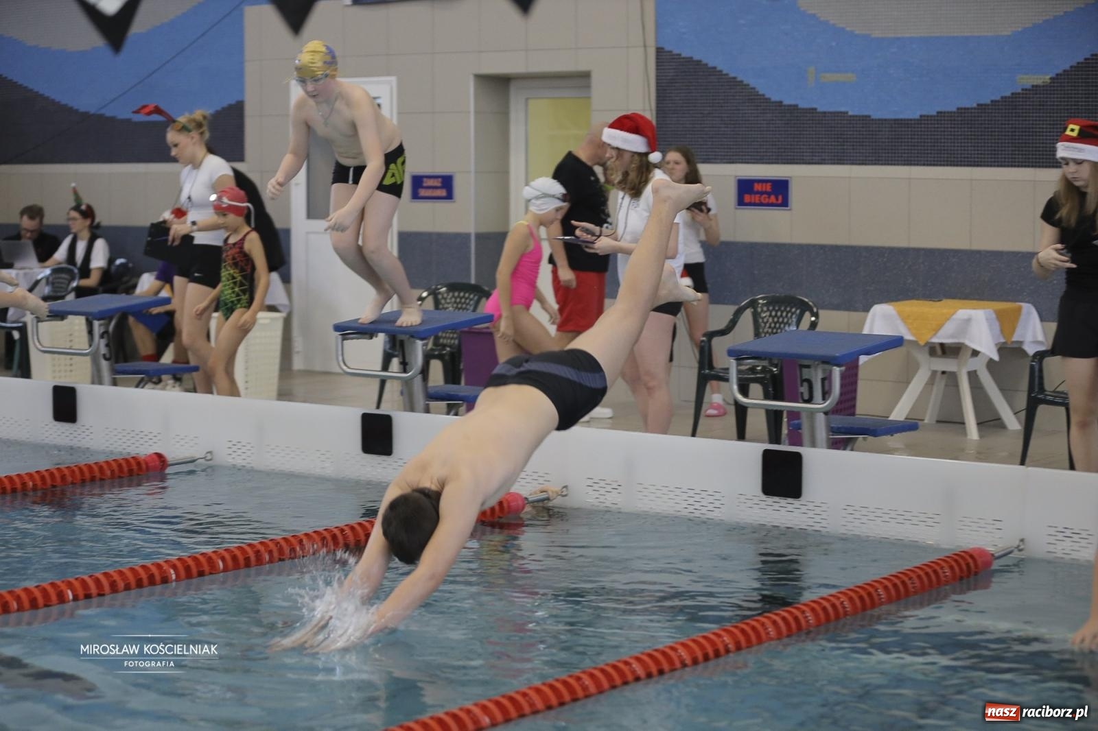 Zdjęcie w galerii na portalu naszraciborz.pl: XII Mikołajkowe Zawody Pływackie i jarmark z ZSOMS [FOTO i WIDEO] wiadomości z regionu