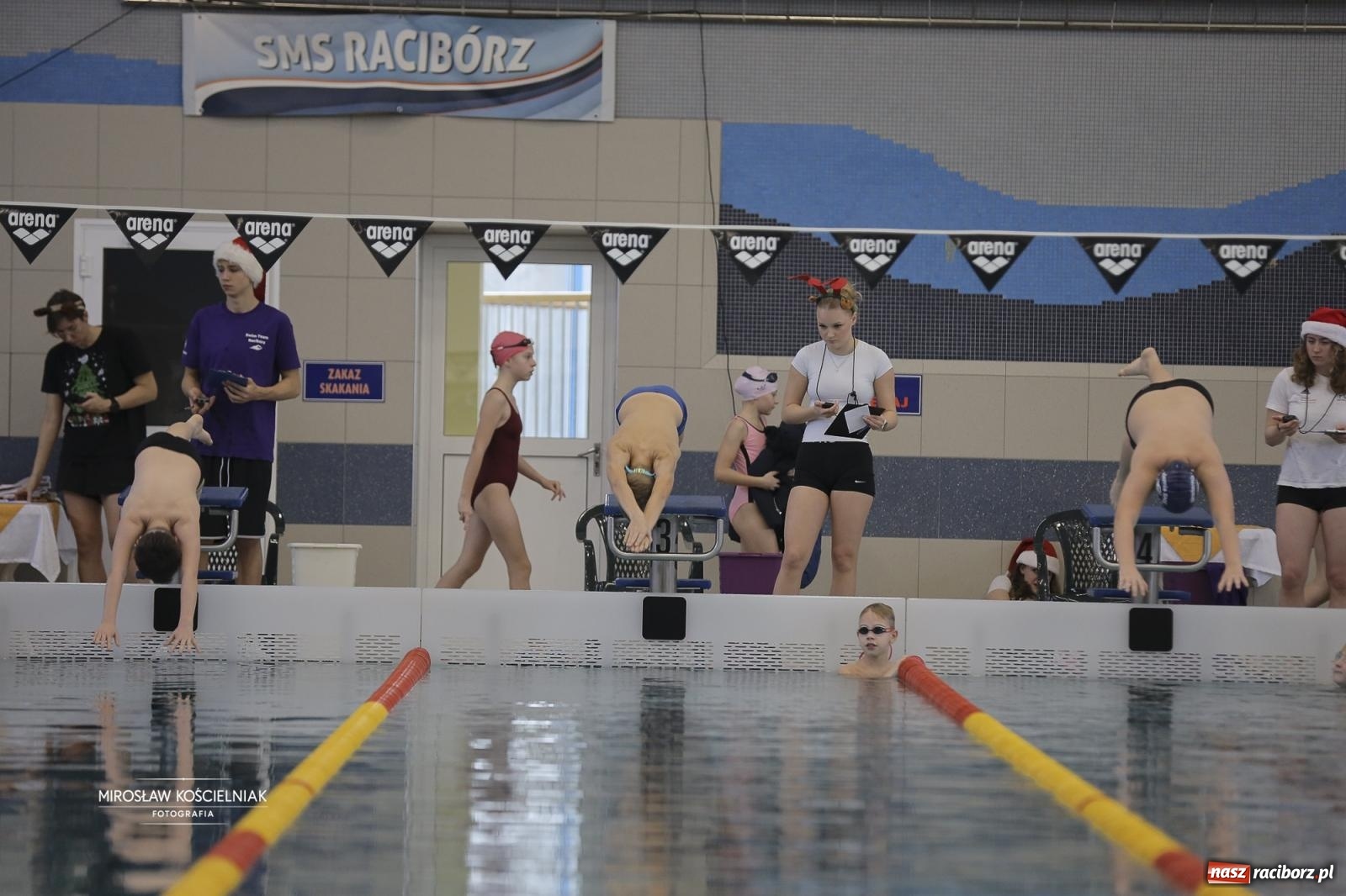 Zdjęcie w galerii na portalu naszraciborz.pl: XII Mikołajkowe Zawody Pływackie i jarmark z ZSOMS [FOTO i WIDEO] wiadomości z regionu