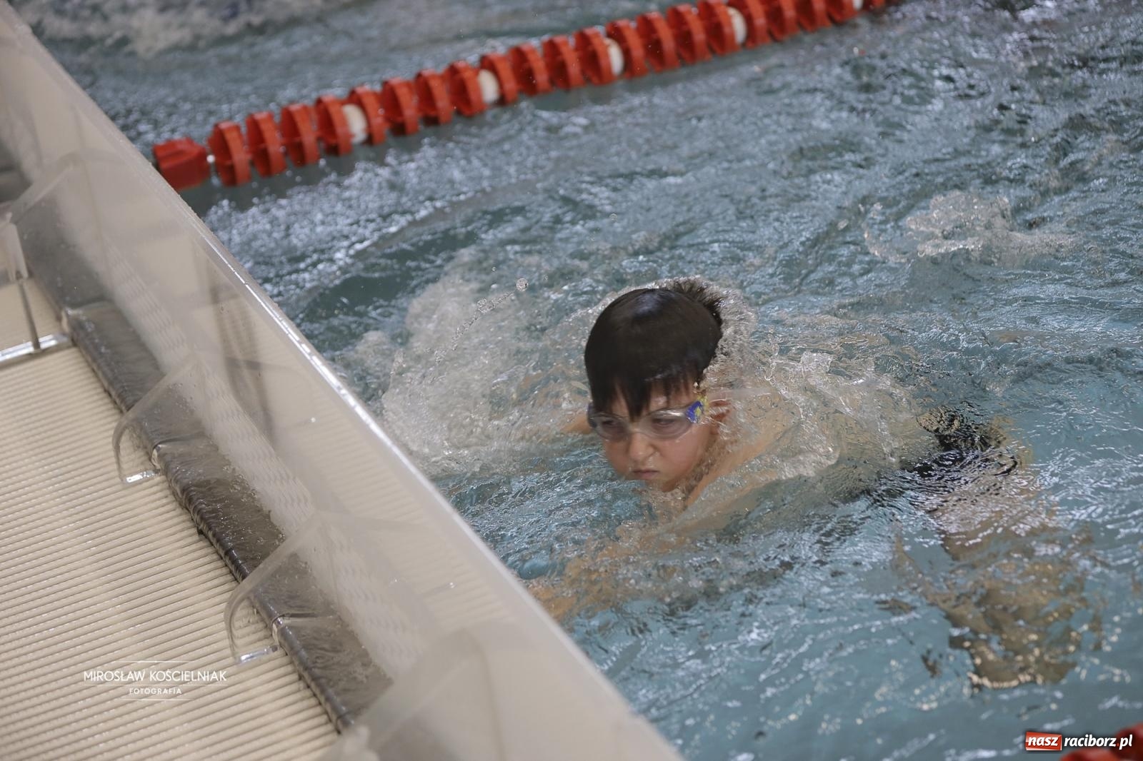 Zdjęcie w galerii na portalu naszraciborz.pl: XII Mikołajkowe Zawody Pływackie i jarmark z ZSOMS [FOTO i WIDEO] wiadomości z regionu