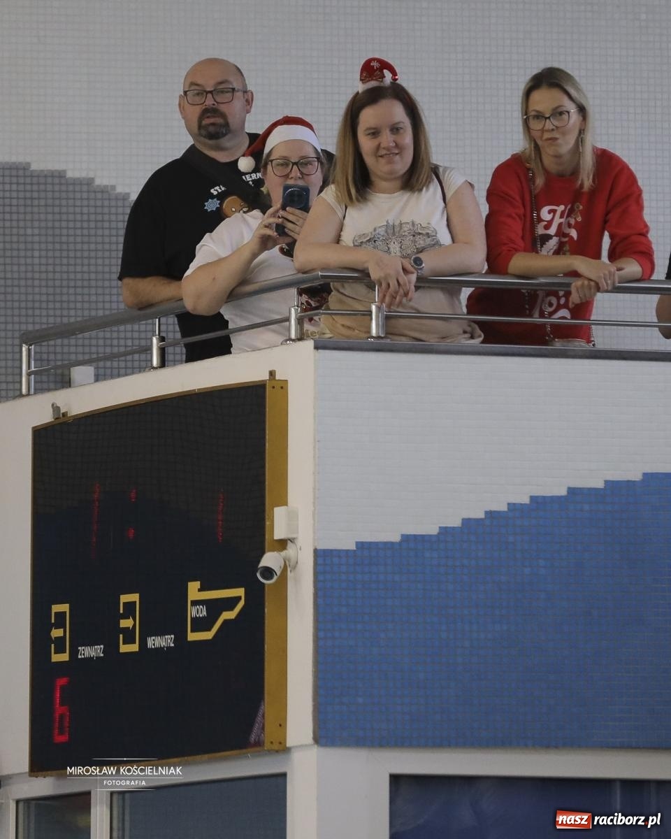 Zdjęcie w galerii na portalu naszraciborz.pl: XII Mikołajkowe Zawody Pływackie i jarmark z ZSOMS [FOTO i WIDEO] wiadomości z regionu