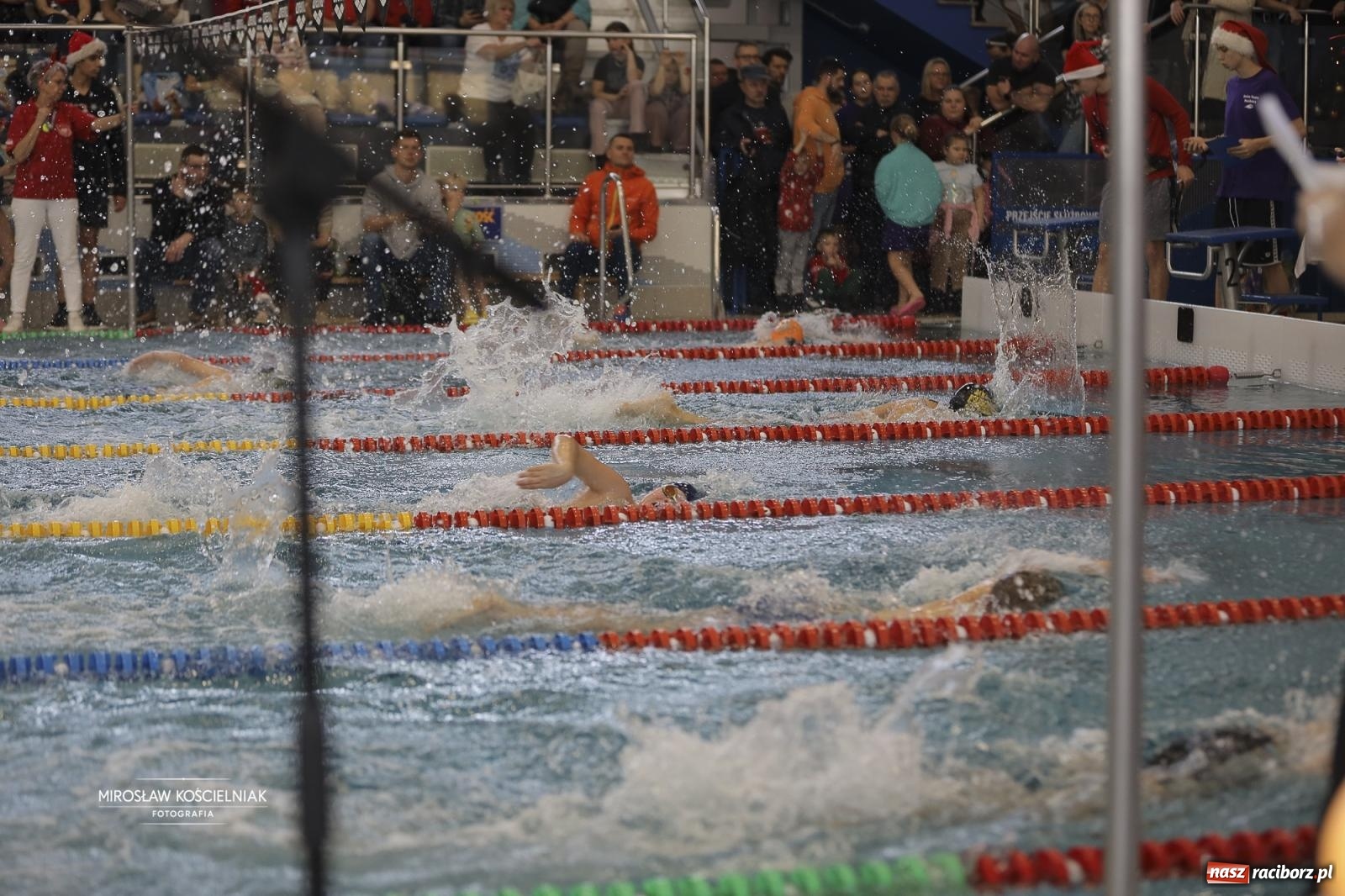 Zdjęcie w galerii na portalu naszraciborz.pl: XII Mikołajkowe Zawody Pływackie i jarmark z ZSOMS [FOTO i WIDEO] wiadomości z regionu