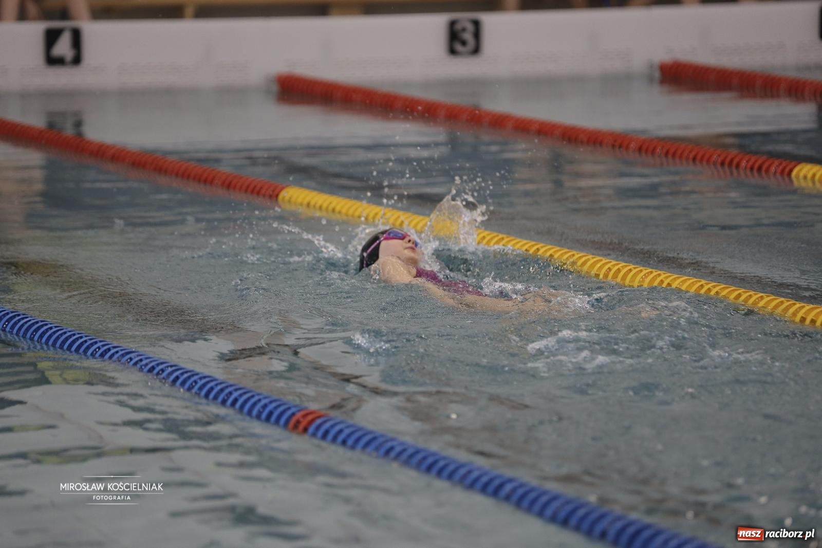Zdjęcie w galerii na portalu naszraciborz.pl: XII Mikołajkowe Zawody Pływackie i jarmark z ZSOMS [FOTO i WIDEO] wiadomości z regionu