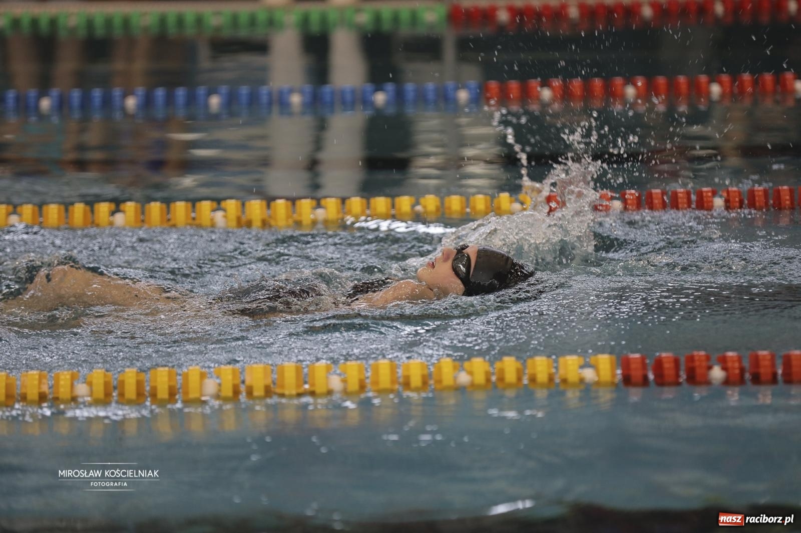 Zdjęcie w galerii na portalu naszraciborz.pl: XII Mikołajkowe Zawody Pływackie i jarmark z ZSOMS [FOTO i WIDEO] wiadomości z regionu