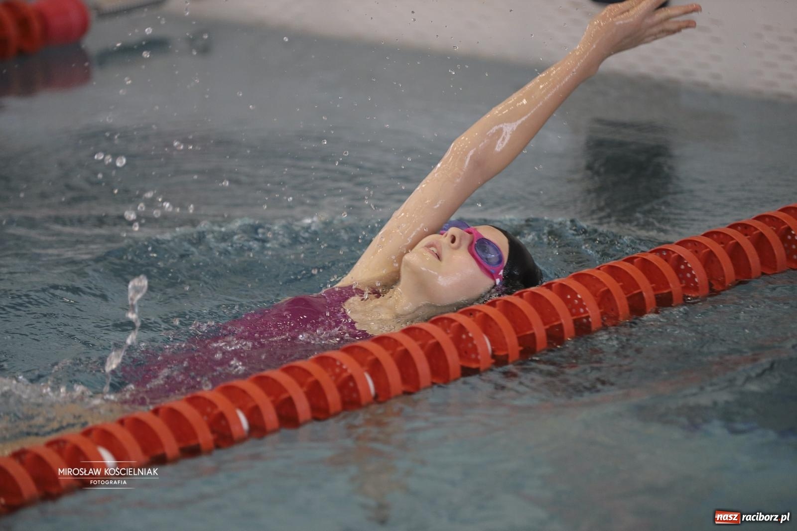 Zdjęcie w galerii na portalu naszraciborz.pl: XII Mikołajkowe Zawody Pływackie i jarmark z ZSOMS [FOTO i WIDEO] wiadomości z regionu