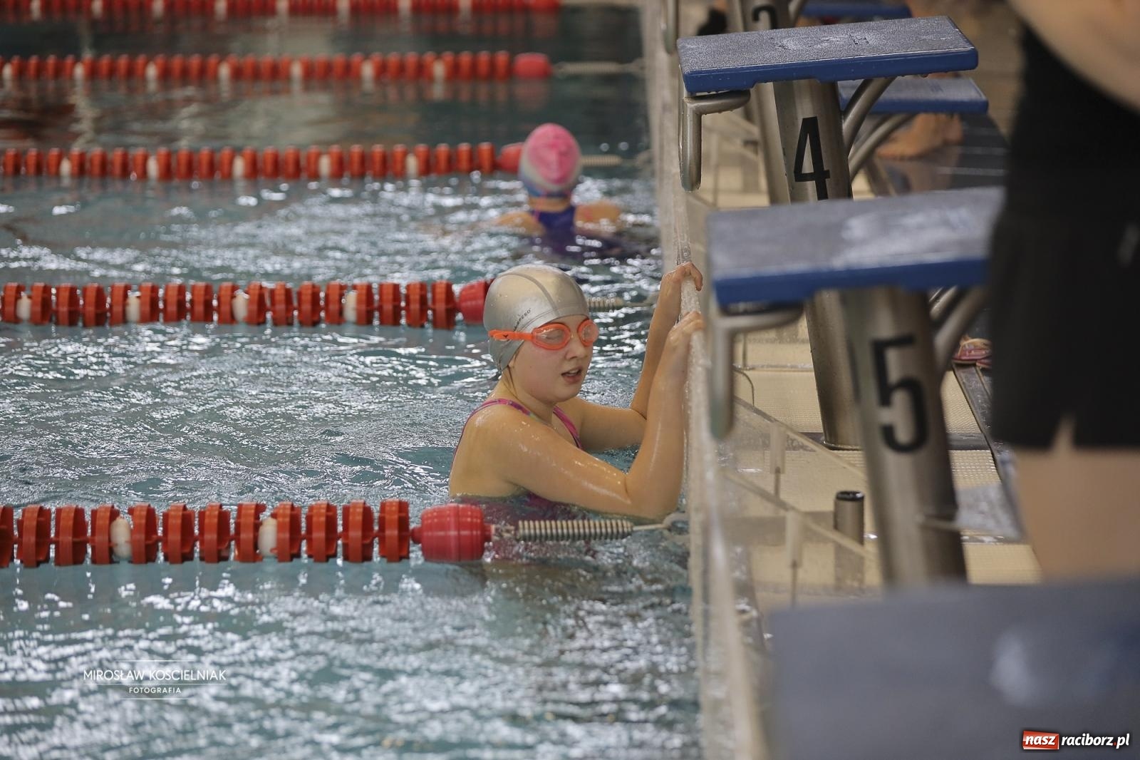 Zdjęcie w galerii na portalu naszraciborz.pl: XII Mikołajkowe Zawody Pływackie i jarmark z ZSOMS [FOTO i WIDEO] wiadomości z regionu
