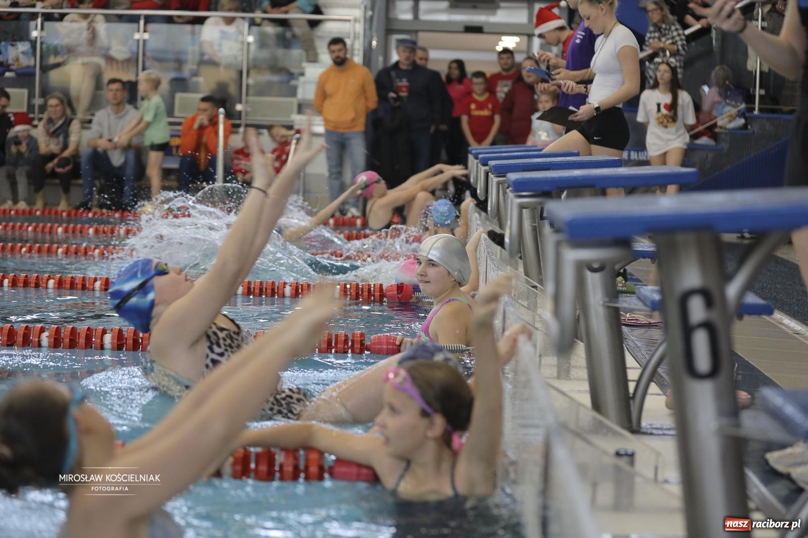 Zdjęcie w galerii na portalu naszraciborz.pl: XII Mikołajkowe Zawody Pływackie i jarmark z ZSOMS [FOTO i WIDEO] wiadomości z regionu