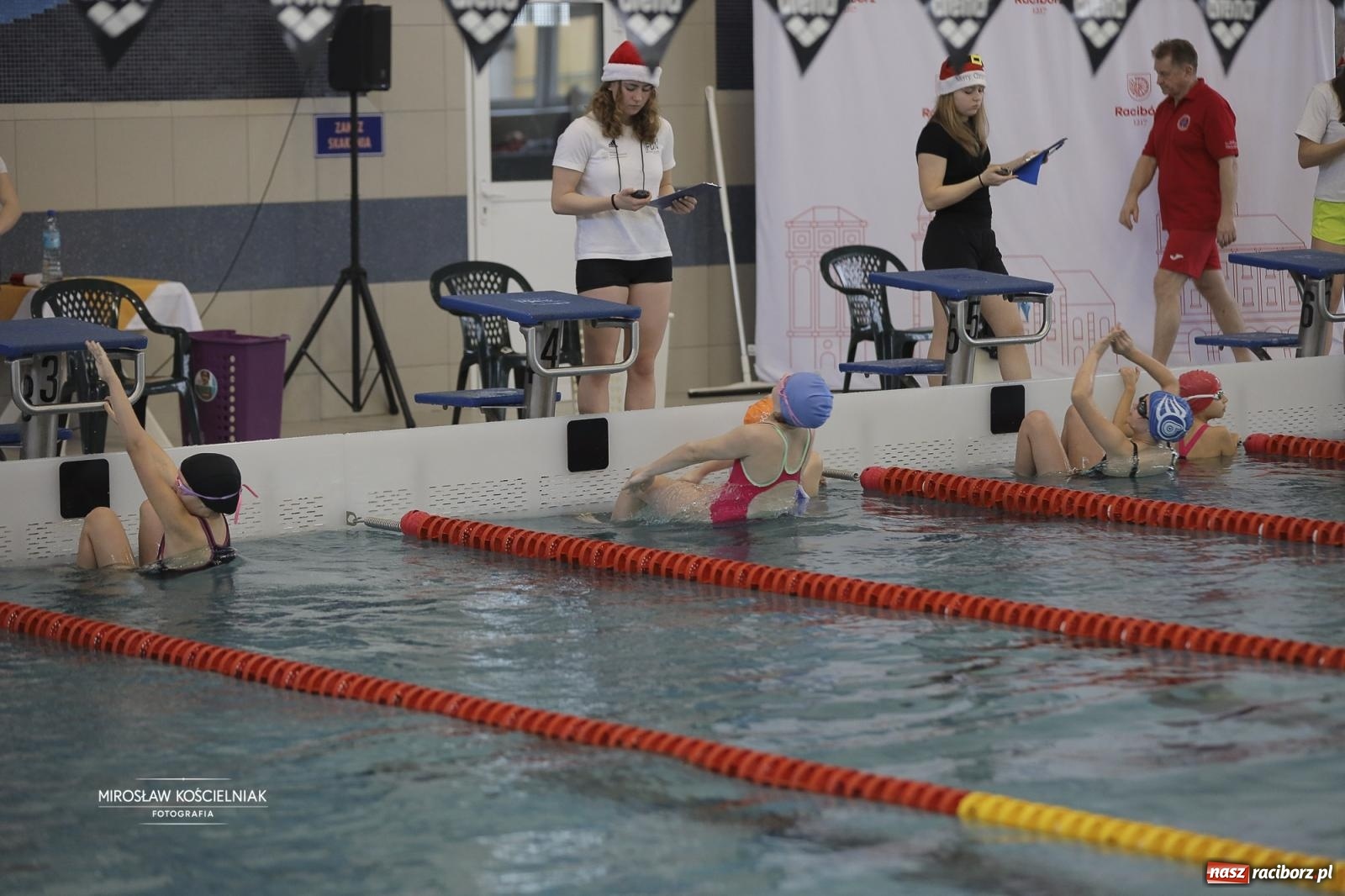 Zdjęcie w galerii na portalu naszraciborz.pl: XII Mikołajkowe Zawody Pływackie i jarmark z ZSOMS [FOTO i WIDEO] wiadomości z regionu