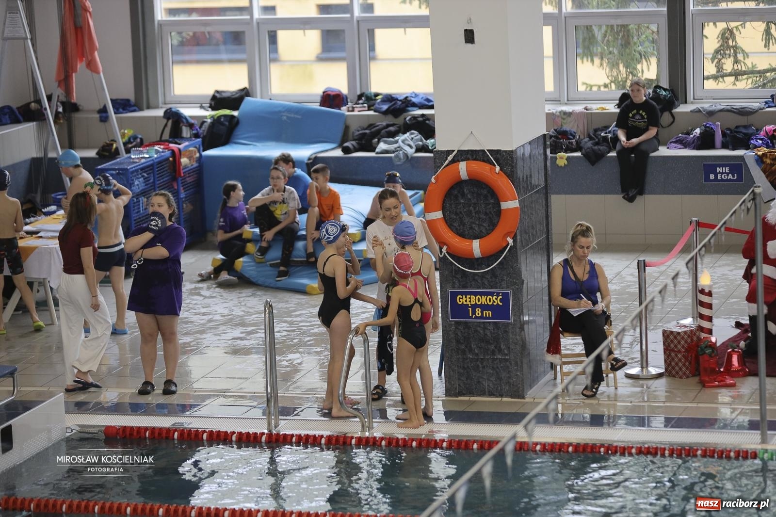Zdjęcie w galerii na portalu naszraciborz.pl: XII Mikołajkowe Zawody Pływackie i jarmark z ZSOMS [FOTO i WIDEO] wiadomości z regionu