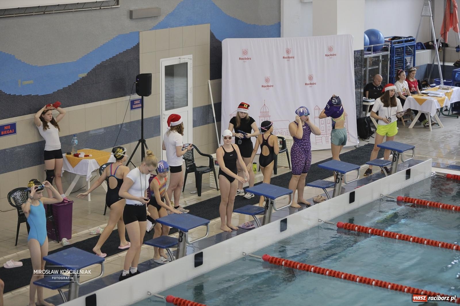 Zdjęcie w galerii na portalu naszraciborz.pl: XII Mikołajkowe Zawody Pływackie i jarmark z ZSOMS [FOTO i WIDEO] wiadomości z regionu
