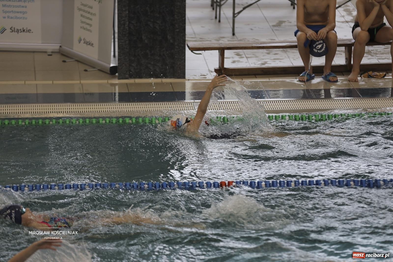 Zdjęcie w galerii na portalu naszraciborz.pl: XII Mikołajkowe Zawody Pływackie i jarmark z ZSOMS [FOTO i WIDEO] wiadomości z regionu