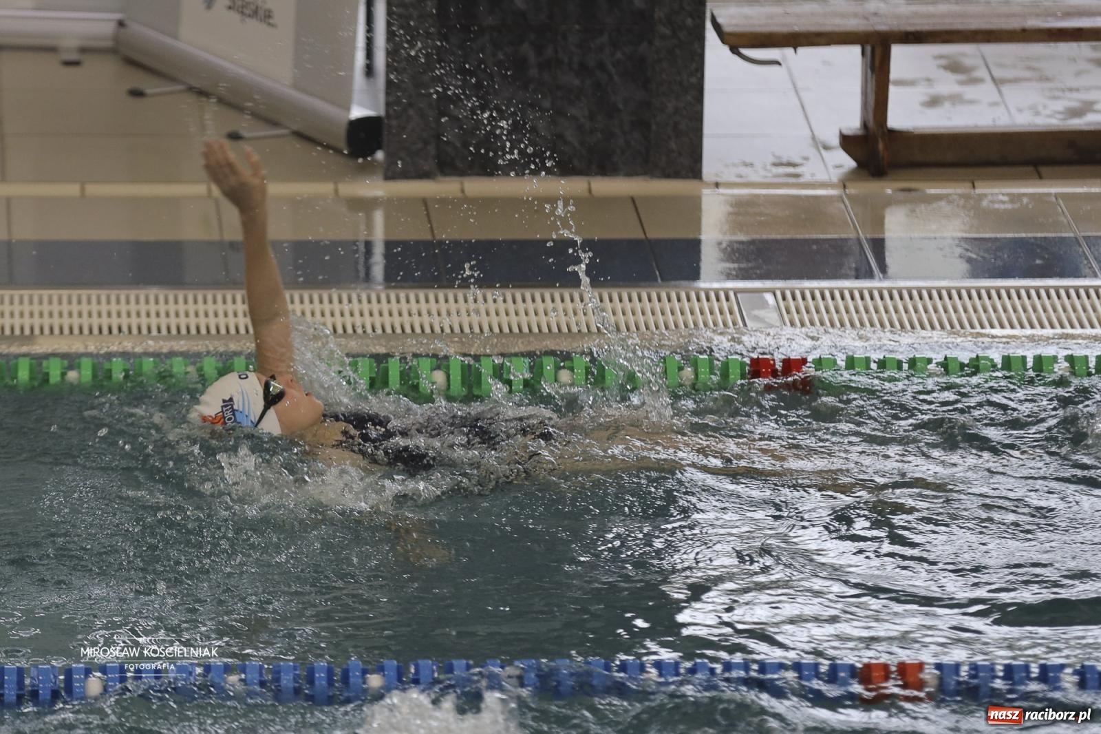 Zdjęcie w galerii na portalu naszraciborz.pl: XII Mikołajkowe Zawody Pływackie i jarmark z ZSOMS [FOTO i WIDEO] wiadomości z regionu