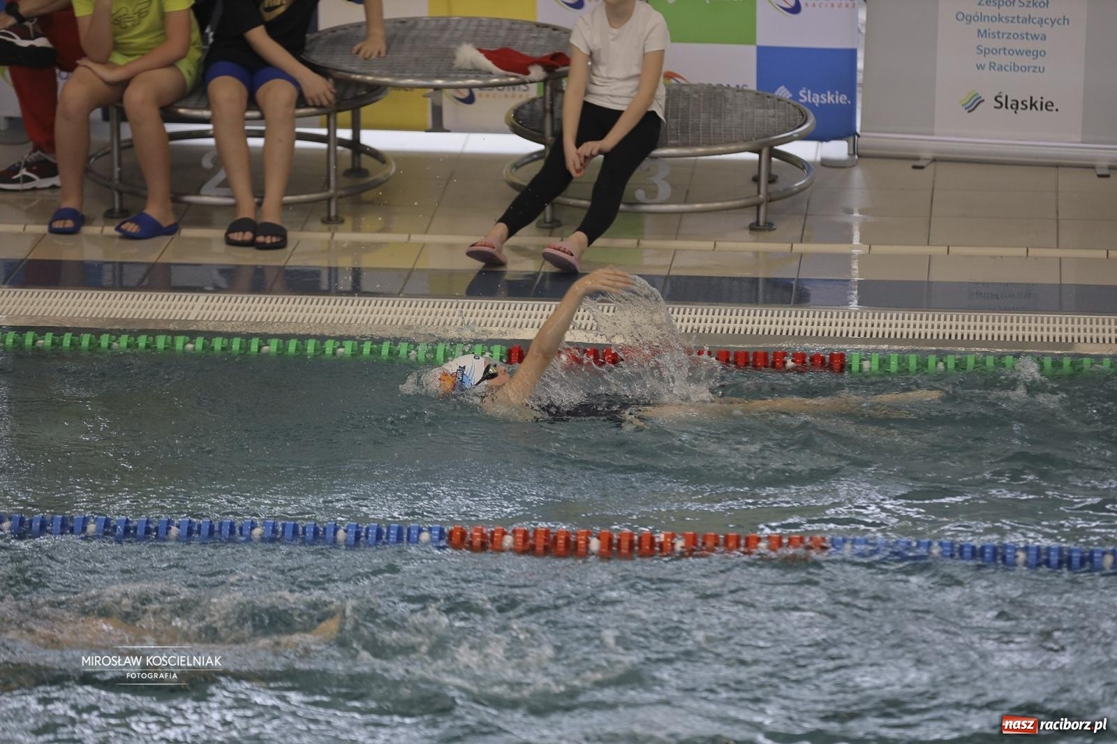 Zdjęcie w galerii na portalu naszraciborz.pl: XII Mikołajkowe Zawody Pływackie i jarmark z ZSOMS [FOTO i WIDEO] wiadomości z regionu