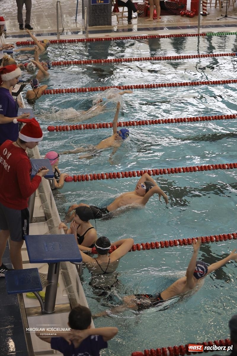 Zdjęcie w galerii na portalu naszraciborz.pl: XII Mikołajkowe Zawody Pływackie i jarmark z ZSOMS [FOTO i WIDEO] wiadomości z regionu