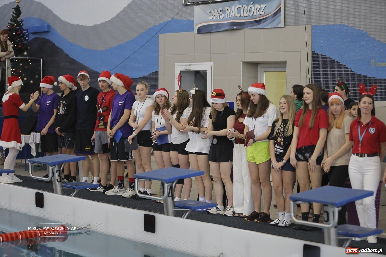 Zdjęcie w galerii na portalu naszraciborz.pl: XII Mikołajkowe Zawody Pływackie i jarmark z ZSOMS [FOTO i WIDEO] wiadomości z regionu