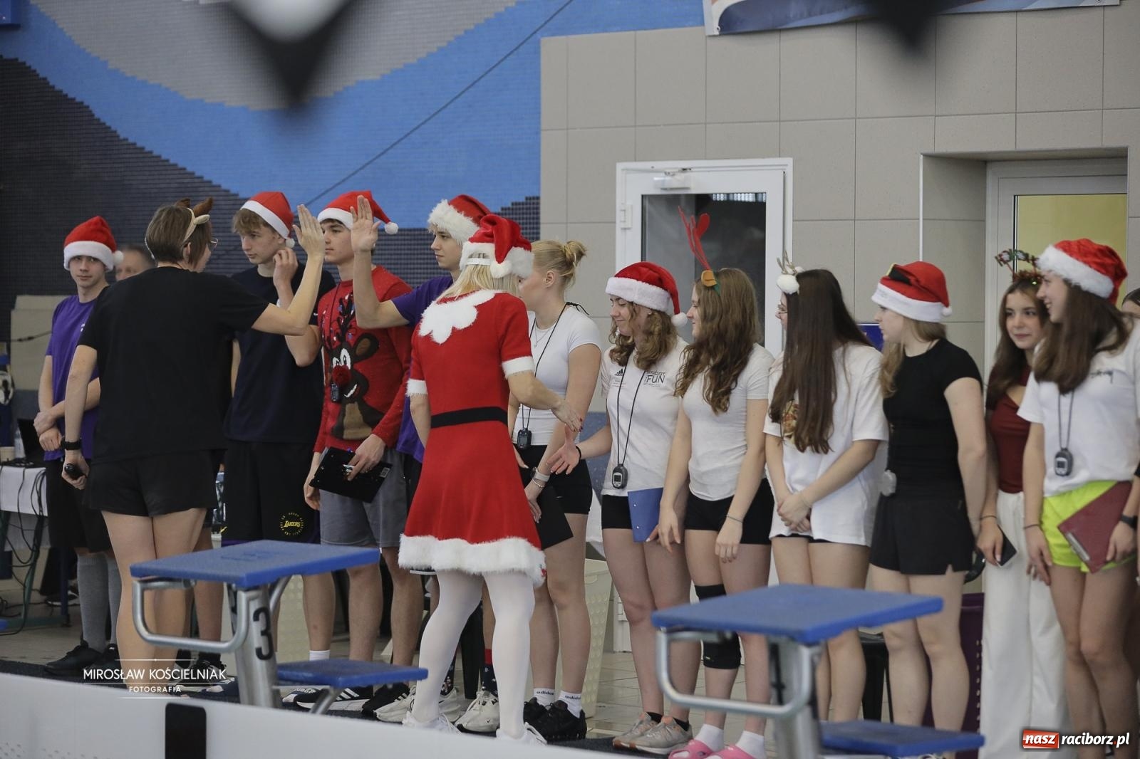 Zdjęcie w galerii na portalu naszraciborz.pl: XII Mikołajkowe Zawody Pływackie i jarmark z ZSOMS [FOTO i WIDEO] wiadomości z regionu
