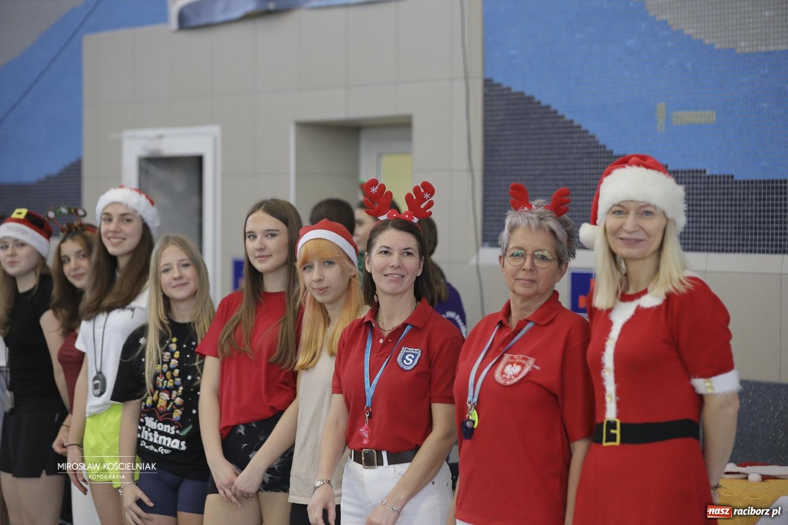 Zdjęcie w galerii na portalu naszraciborz.pl: XII Mikołajkowe Zawody Pływackie i jarmark z ZSOMS [FOTO i WIDEO] wiadomości z regionu