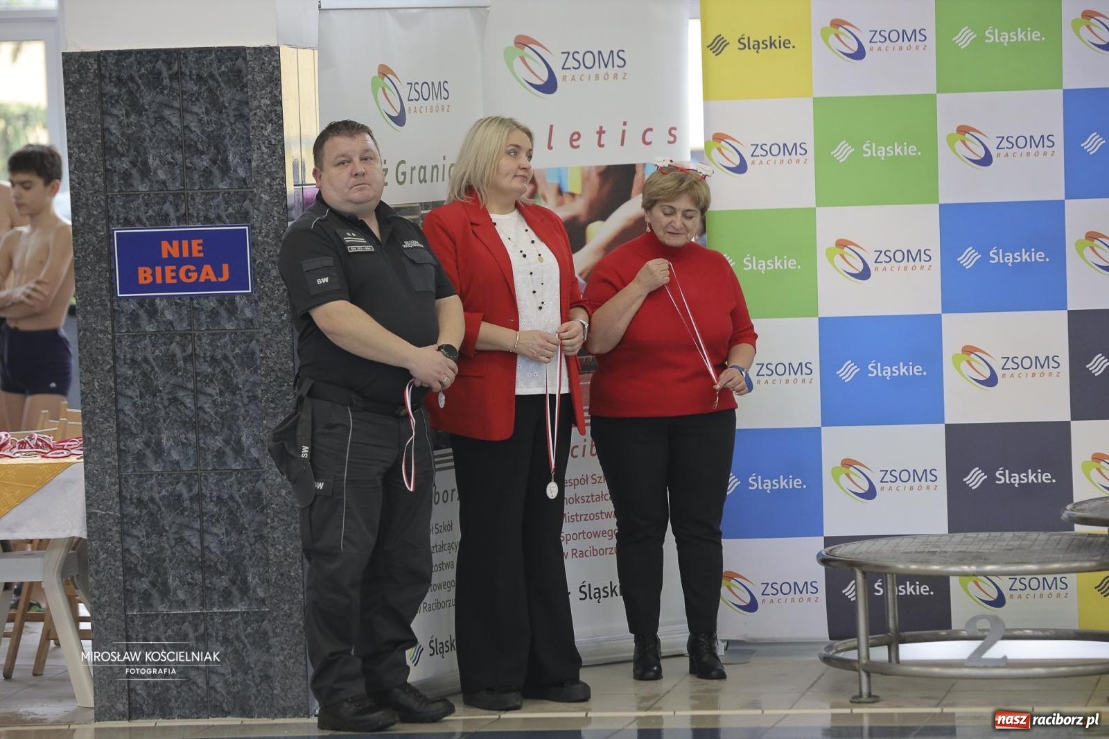 Zdjęcie w galerii na portalu naszraciborz.pl: XII Mikołajkowe Zawody Pływackie i jarmark z ZSOMS [FOTO i WIDEO] wiadomości z regionu