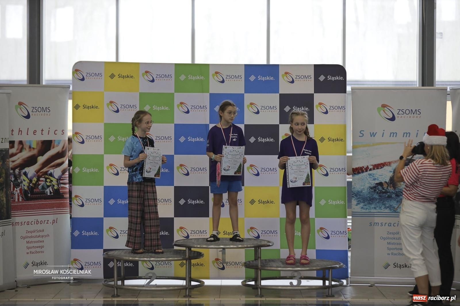 Zdjęcie w galerii na portalu naszraciborz.pl: XII Mikołajkowe Zawody Pływackie i jarmark z ZSOMS [FOTO i WIDEO] wiadomości z regionu