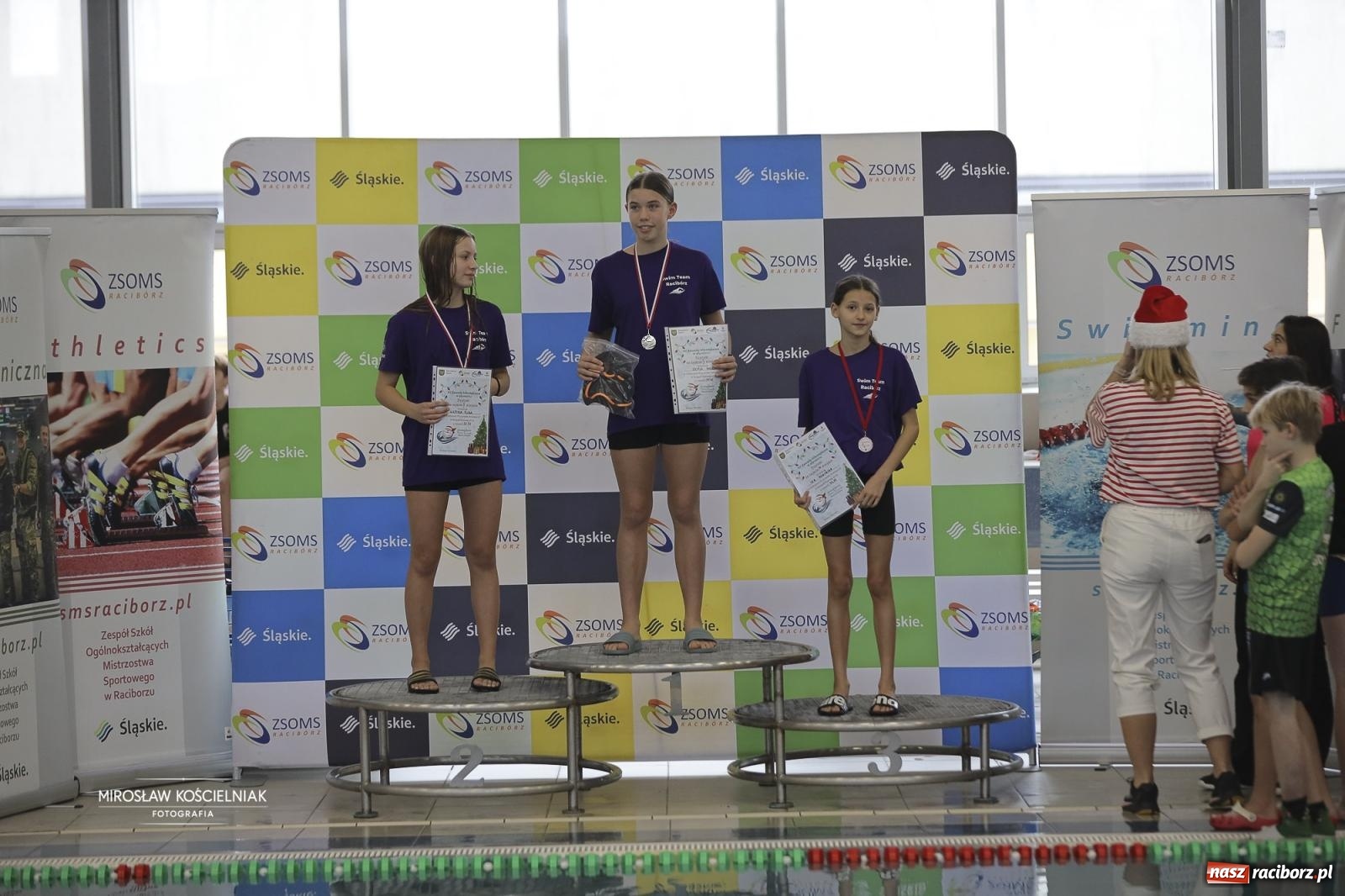 Zdjęcie w galerii na portalu naszraciborz.pl: XII Mikołajkowe Zawody Pływackie i jarmark z ZSOMS [FOTO i WIDEO] wiadomości z regionu