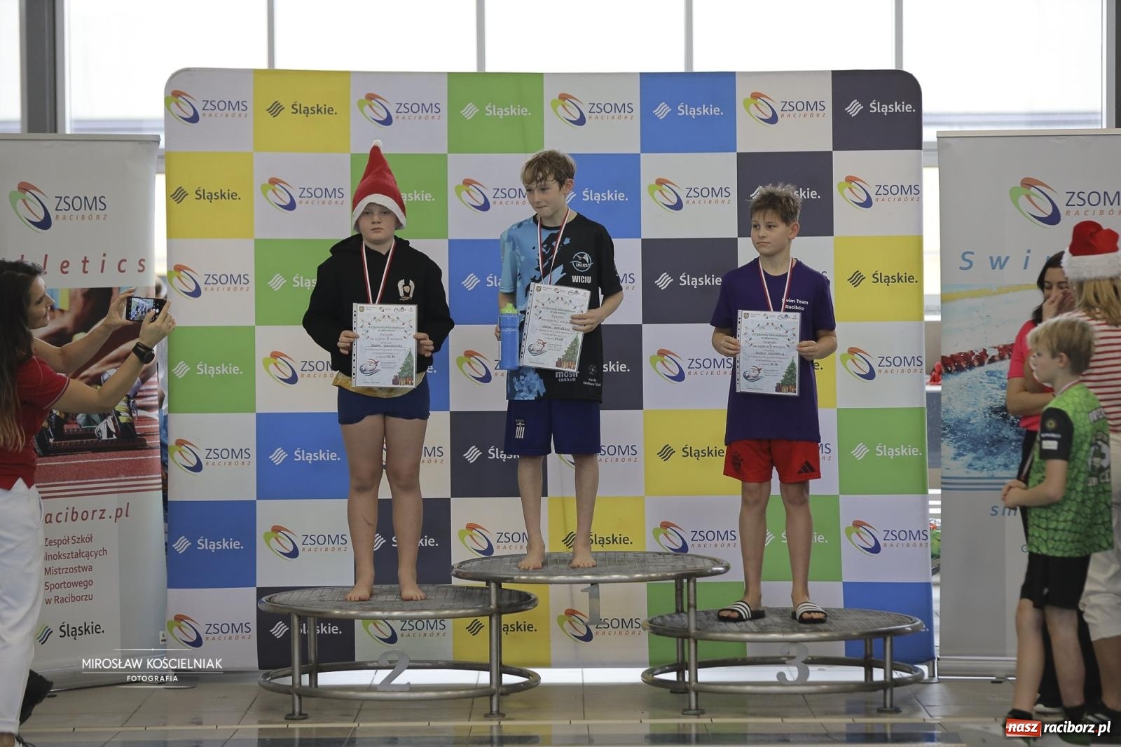 Zdjęcie w galerii na portalu naszraciborz.pl: XII Mikołajkowe Zawody Pływackie i jarmark z ZSOMS [FOTO i WIDEO] wiadomości z regionu