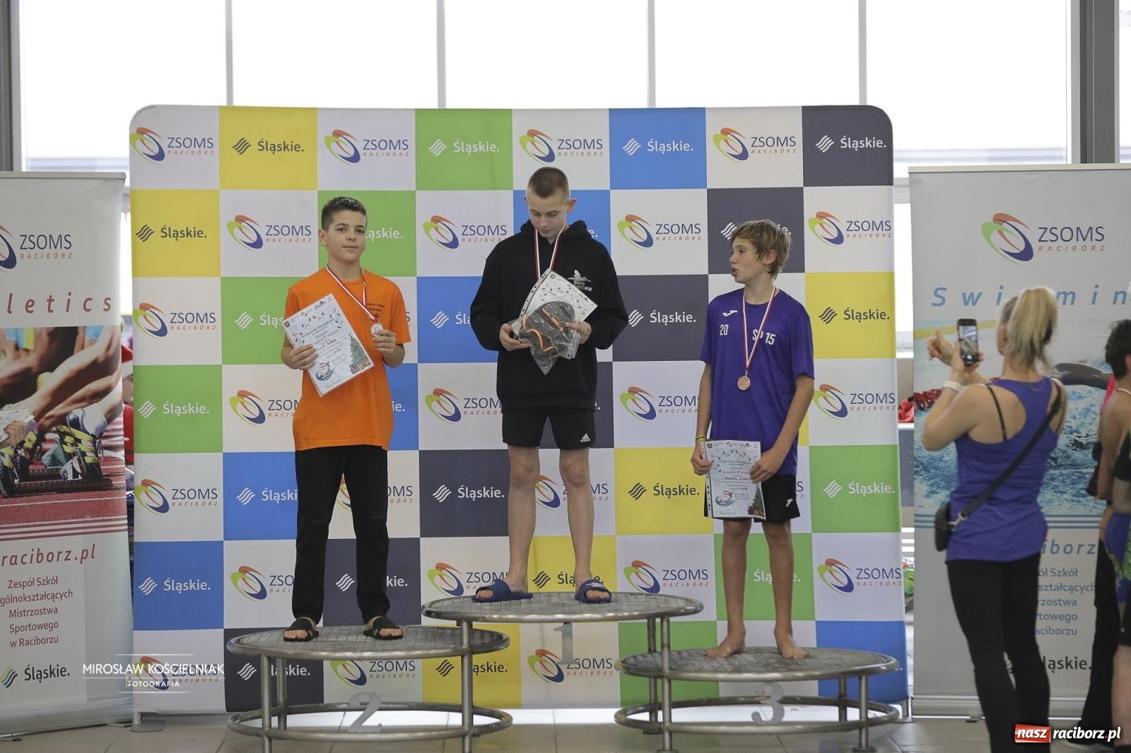 Zdjęcie w galerii na portalu naszraciborz.pl: XII Mikołajkowe Zawody Pływackie i jarmark z ZSOMS [FOTO i WIDEO] wiadomości z regionu