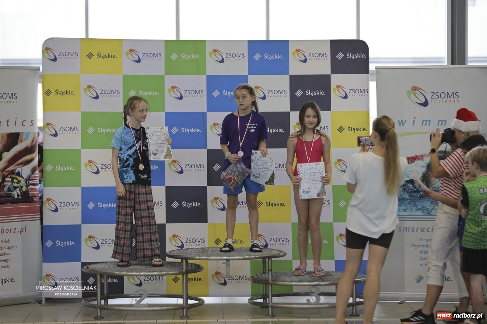 Zdjęcie w galerii na portalu naszraciborz.pl: XII Mikołajkowe Zawody Pływackie i jarmark z ZSOMS [FOTO i WIDEO] wiadomości z regionu
