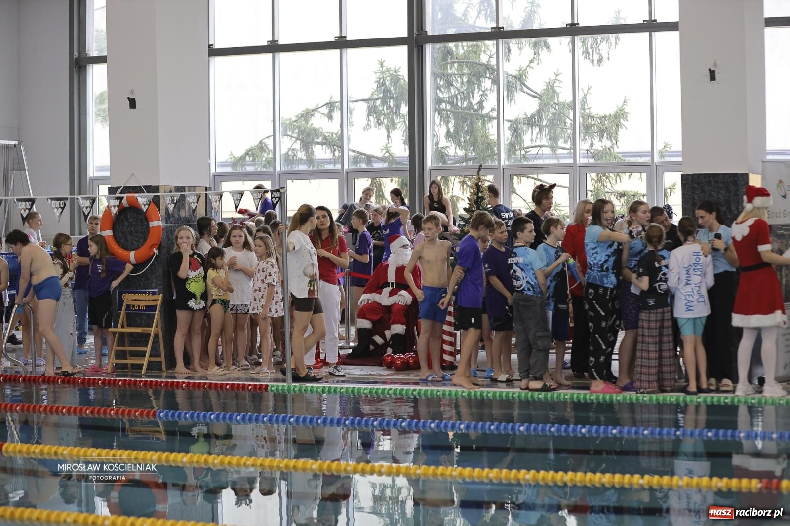Zdjęcie w galerii na portalu naszraciborz.pl: XII Mikołajkowe Zawody Pływackie i jarmark z ZSOMS [FOTO i WIDEO] wiadomości z regionu
