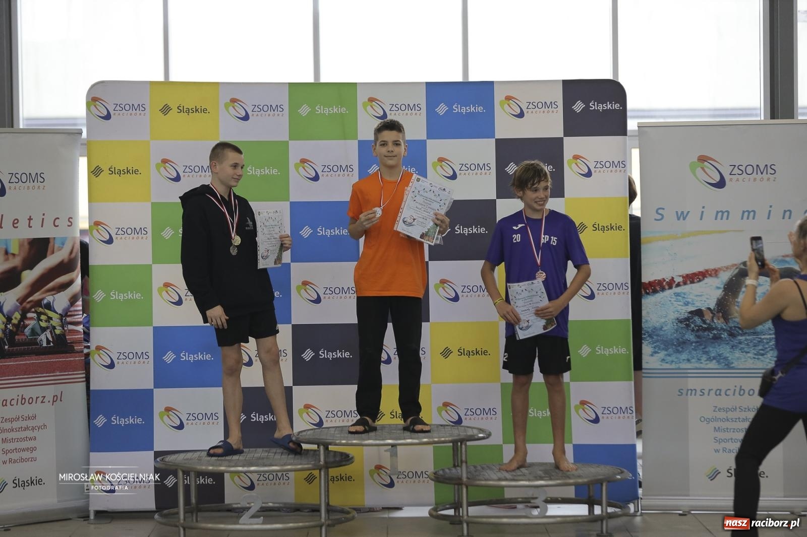 Zdjęcie w galerii na portalu naszraciborz.pl: XII Mikołajkowe Zawody Pływackie i jarmark z ZSOMS [FOTO i WIDEO] wiadomości z regionu