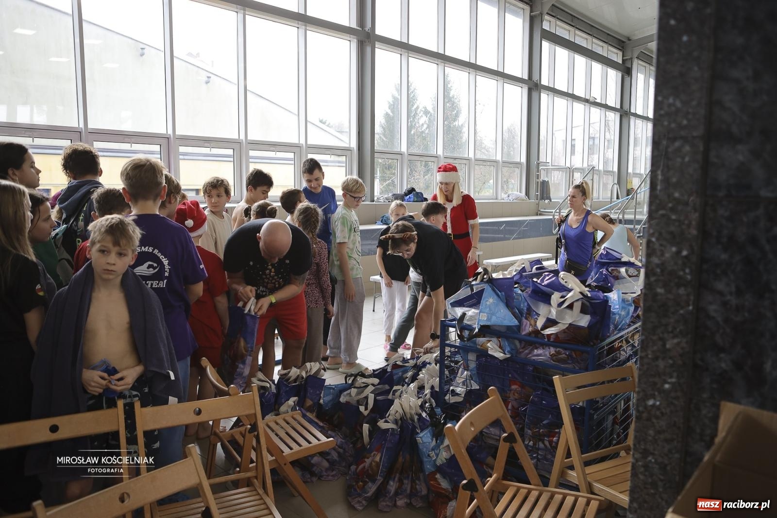 Zdjęcie w galerii na portalu naszraciborz.pl: XII Mikołajkowe Zawody Pływackie i jarmark z ZSOMS [FOTO i WIDEO] wiadomości z regionu