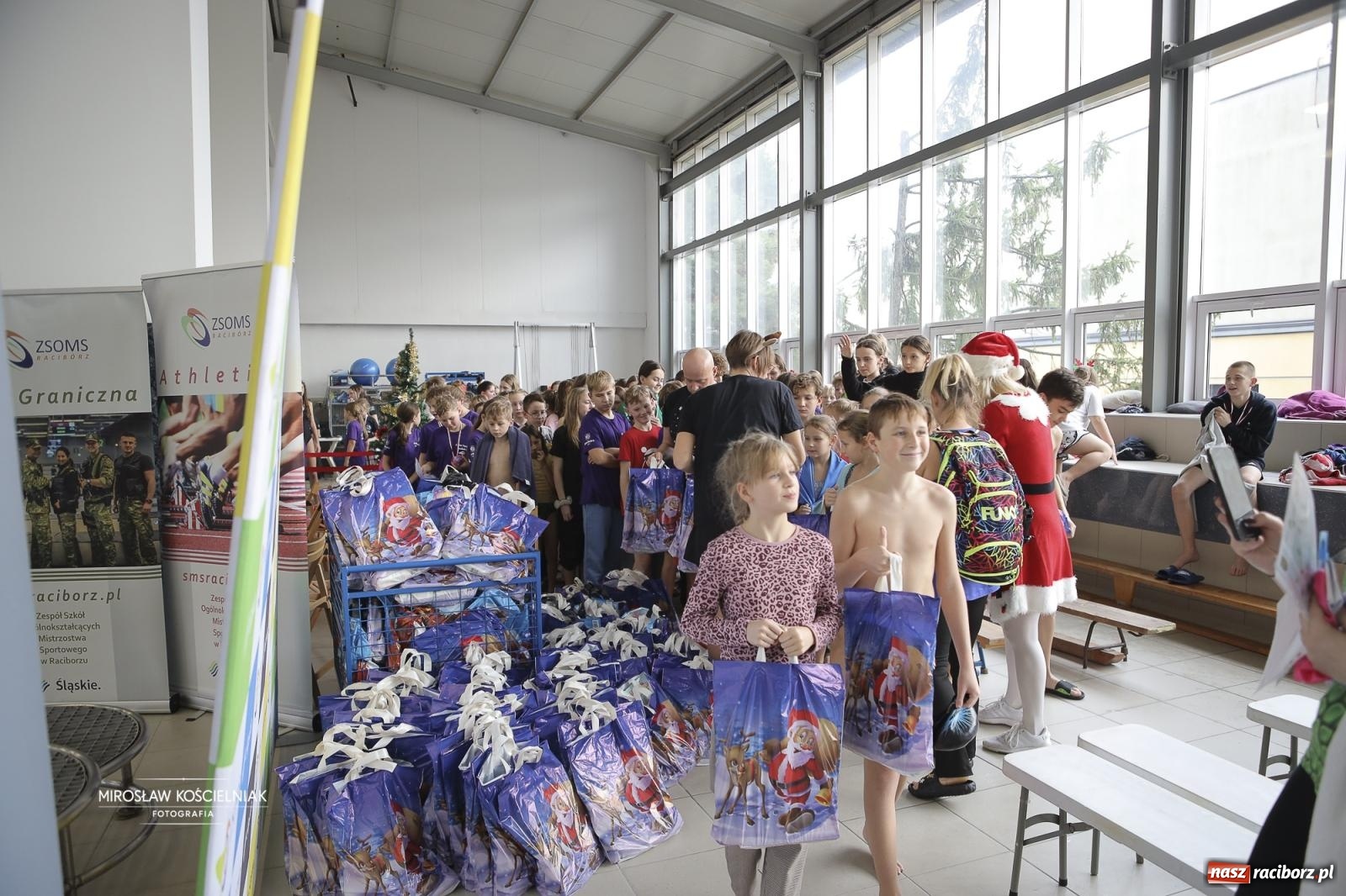 Zdjęcie w galerii na portalu naszraciborz.pl: XII Mikołajkowe Zawody Pływackie i jarmark z ZSOMS [FOTO i WIDEO] wiadomości z regionu