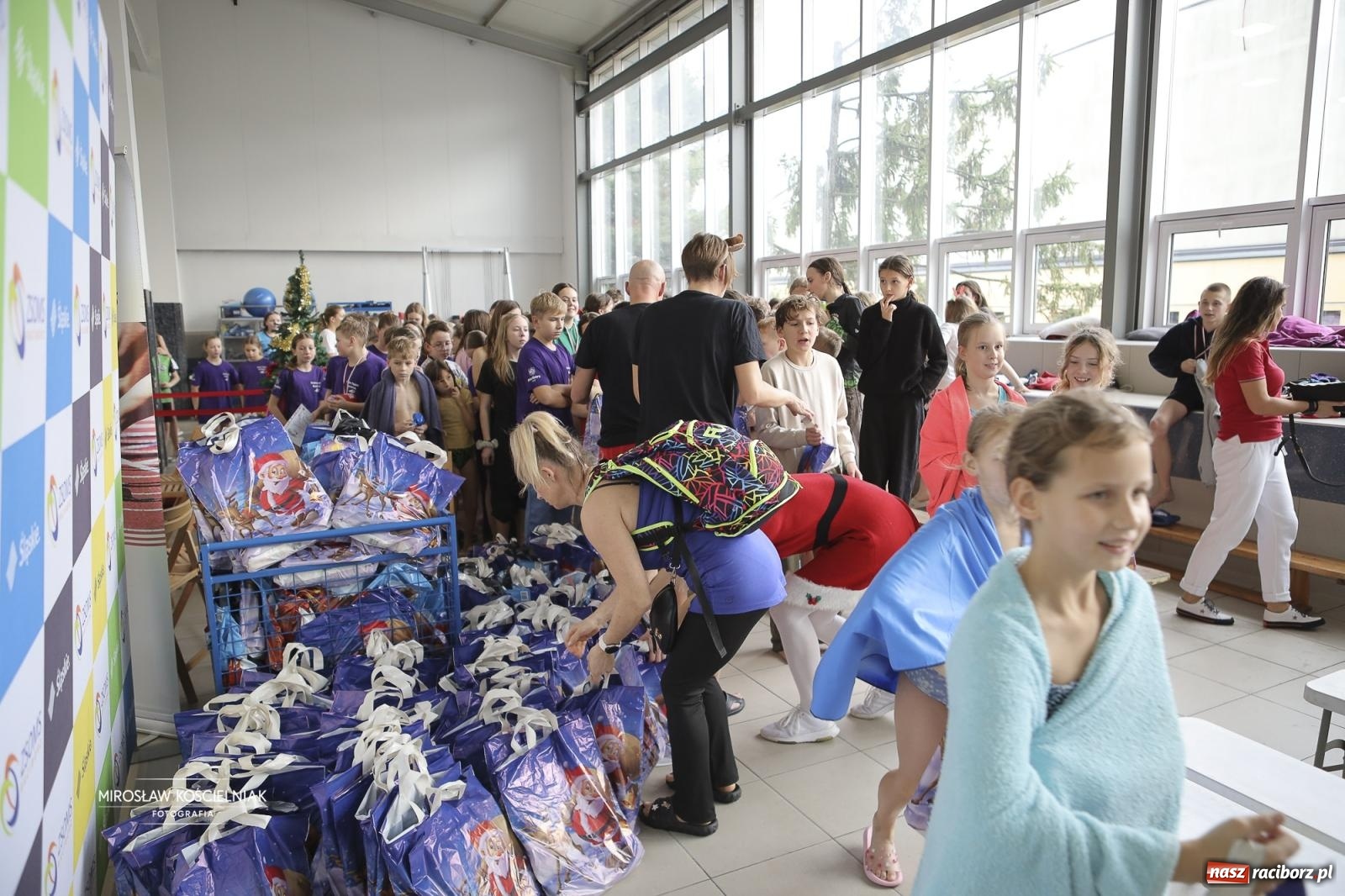 Zdjęcie w galerii na portalu naszraciborz.pl: XII Mikołajkowe Zawody Pływackie i jarmark z ZSOMS [FOTO i WIDEO] wiadomości z regionu