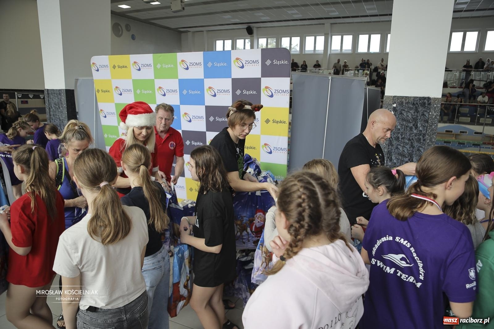 Zdjęcie w galerii na portalu naszraciborz.pl: XII Mikołajkowe Zawody Pływackie i jarmark z ZSOMS [FOTO i WIDEO] wiadomości z regionu