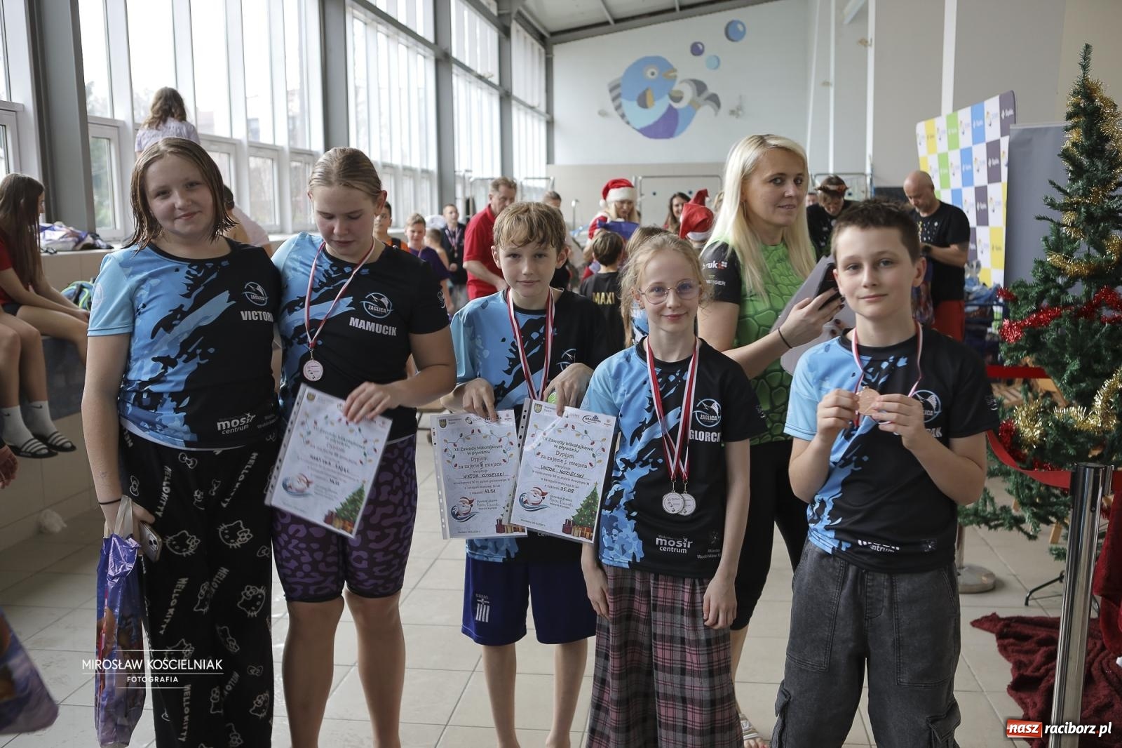 Zdjęcie w galerii na portalu naszraciborz.pl: XII Mikołajkowe Zawody Pływackie i jarmark z ZSOMS [FOTO i WIDEO] wiadomości z regionu