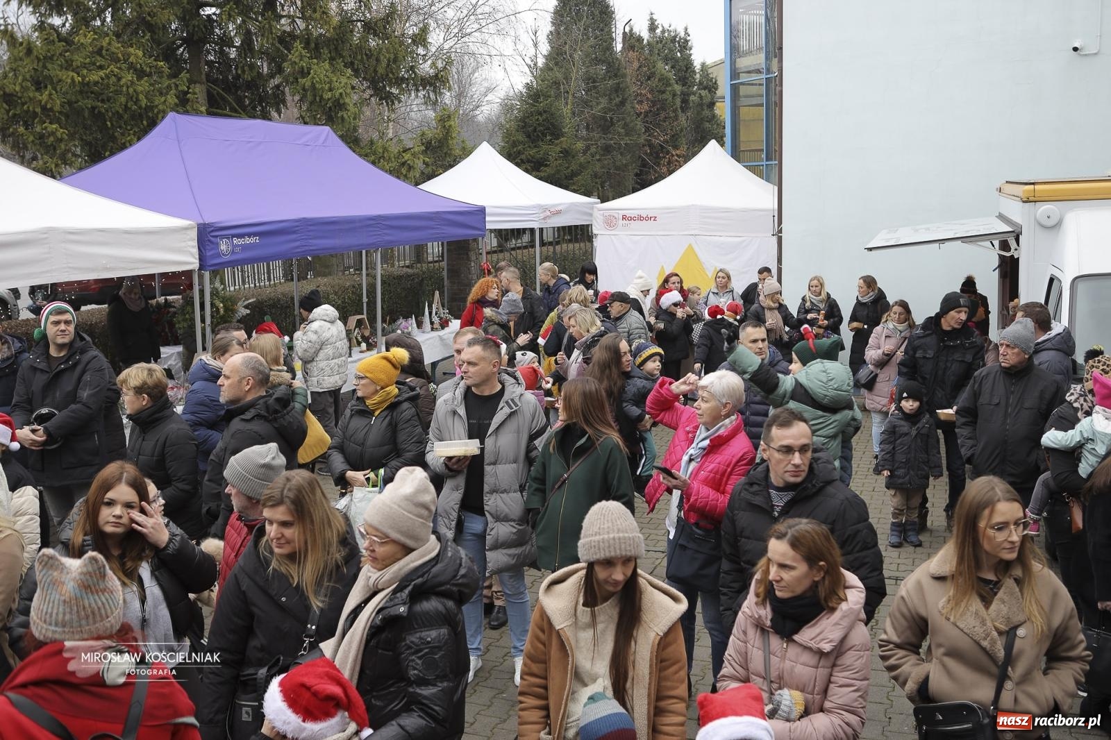 Zdjęcie w galerii na portalu naszraciborz.pl: XII Mikołajkowe Zawody Pływackie i jarmark z ZSOMS [FOTO i WIDEO] wiadomości z regionu
