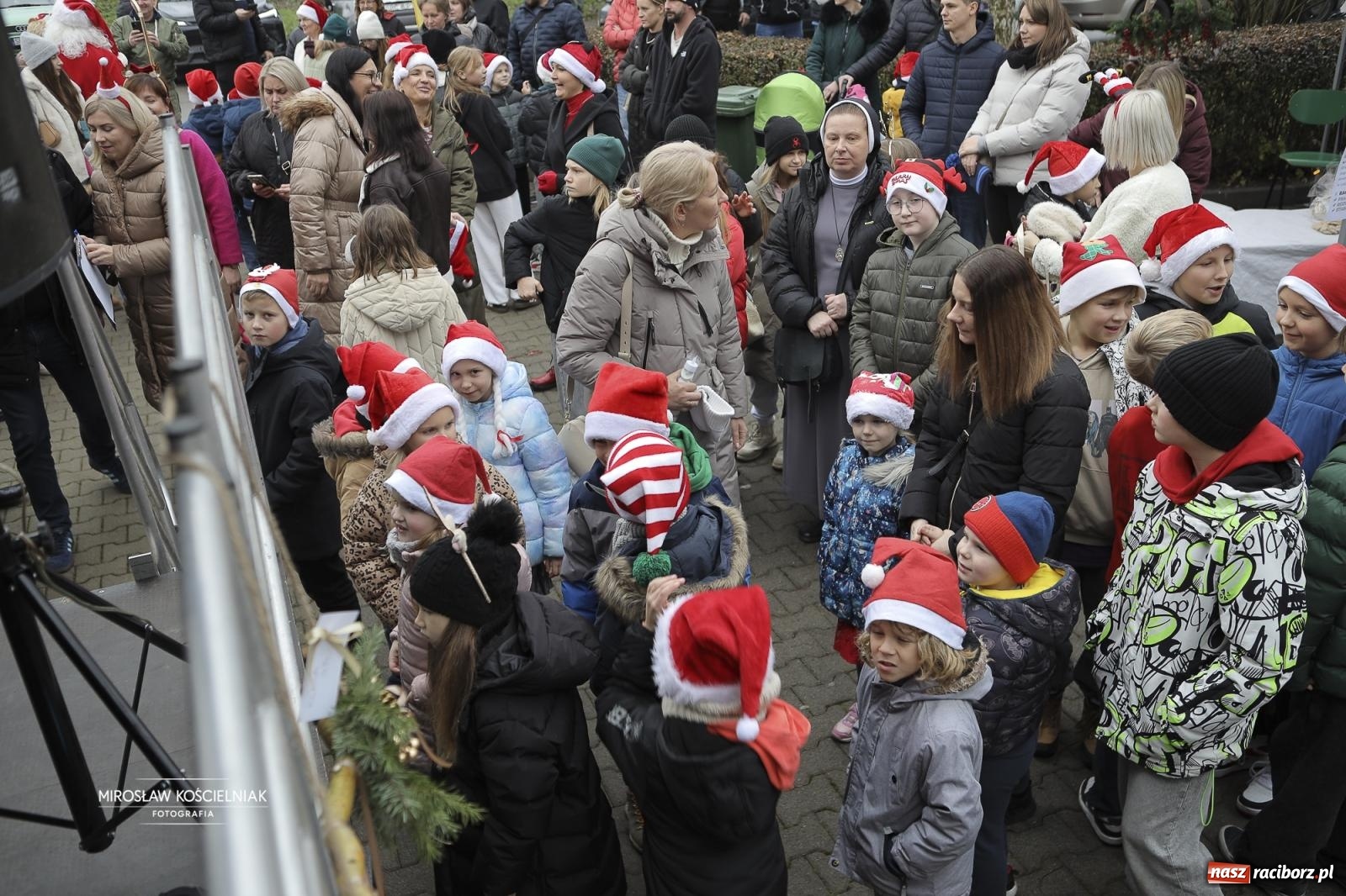 Zdjęcie w galerii na portalu naszraciborz.pl: XII Mikołajkowe Zawody Pływackie i jarmark z ZSOMS [FOTO i WIDEO] wiadomości z regionu