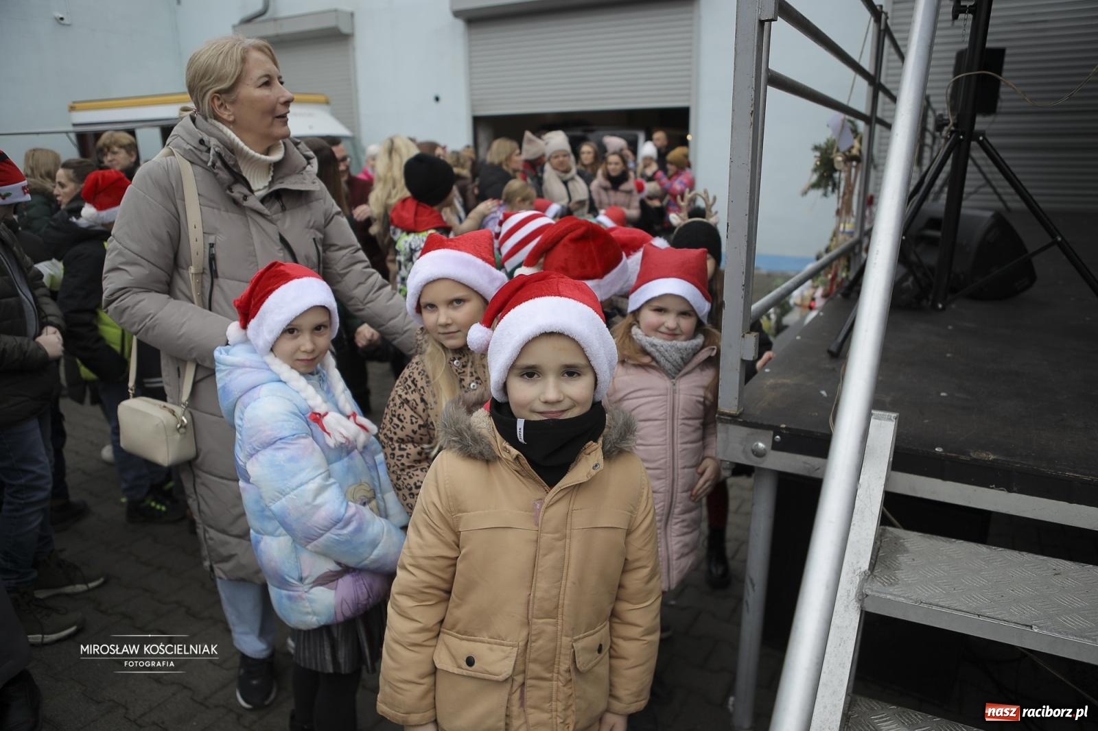 Zdjęcie w galerii na portalu naszraciborz.pl: XII Mikołajkowe Zawody Pływackie i jarmark z ZSOMS [FOTO i WIDEO] wiadomości z regionu