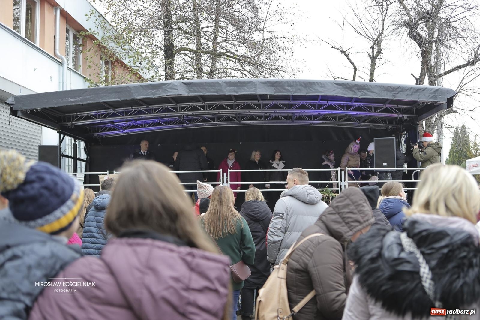 Zdjęcie w galerii na portalu naszraciborz.pl: XII Mikołajkowe Zawody Pływackie i jarmark z ZSOMS [FOTO i WIDEO] wiadomości z regionu